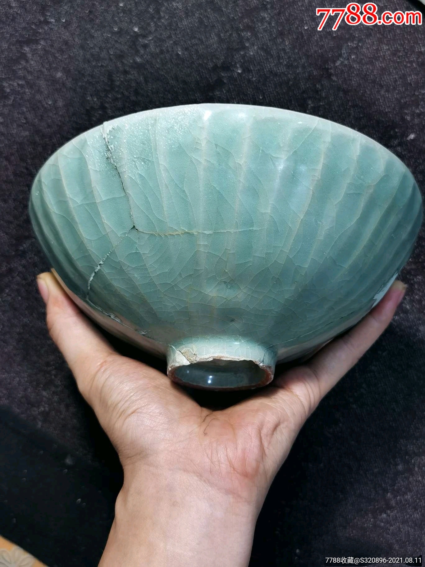 南宋龙泉窰梅子青釉菊瓣大碗