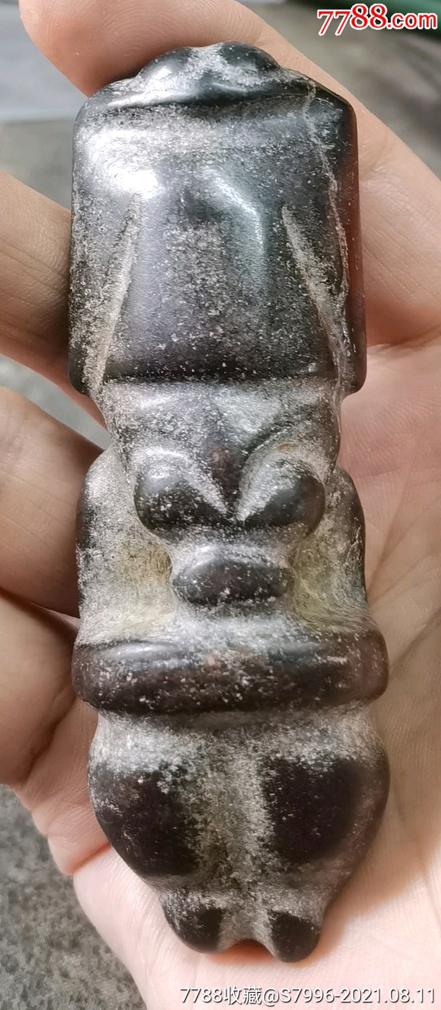 红山文化圆雕玉神人像