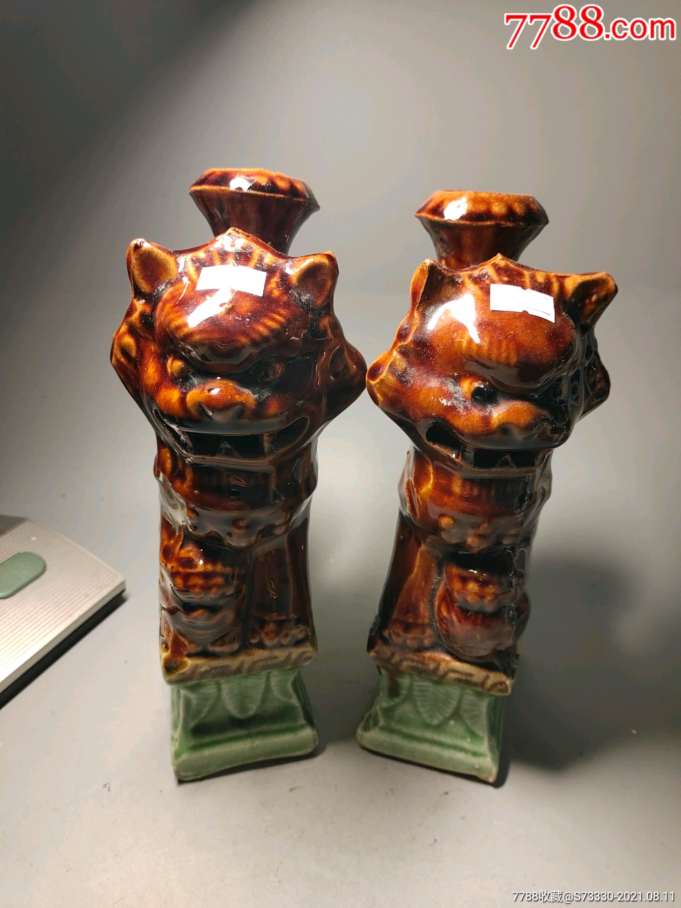 七八十年代河南彩瓷酱油狮子蜡烛插一对