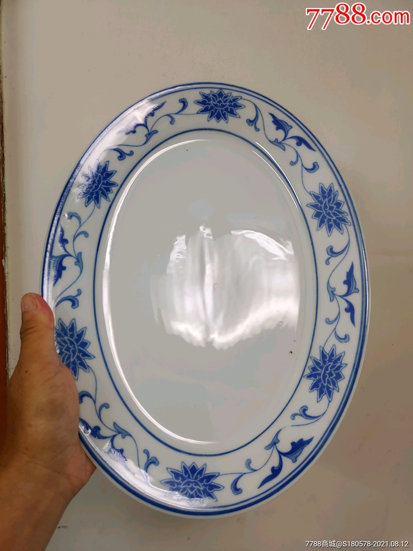 85厘米背景德镇制篆体字底款白底三圈缠枝莲花纹大长盘一个,宽25.