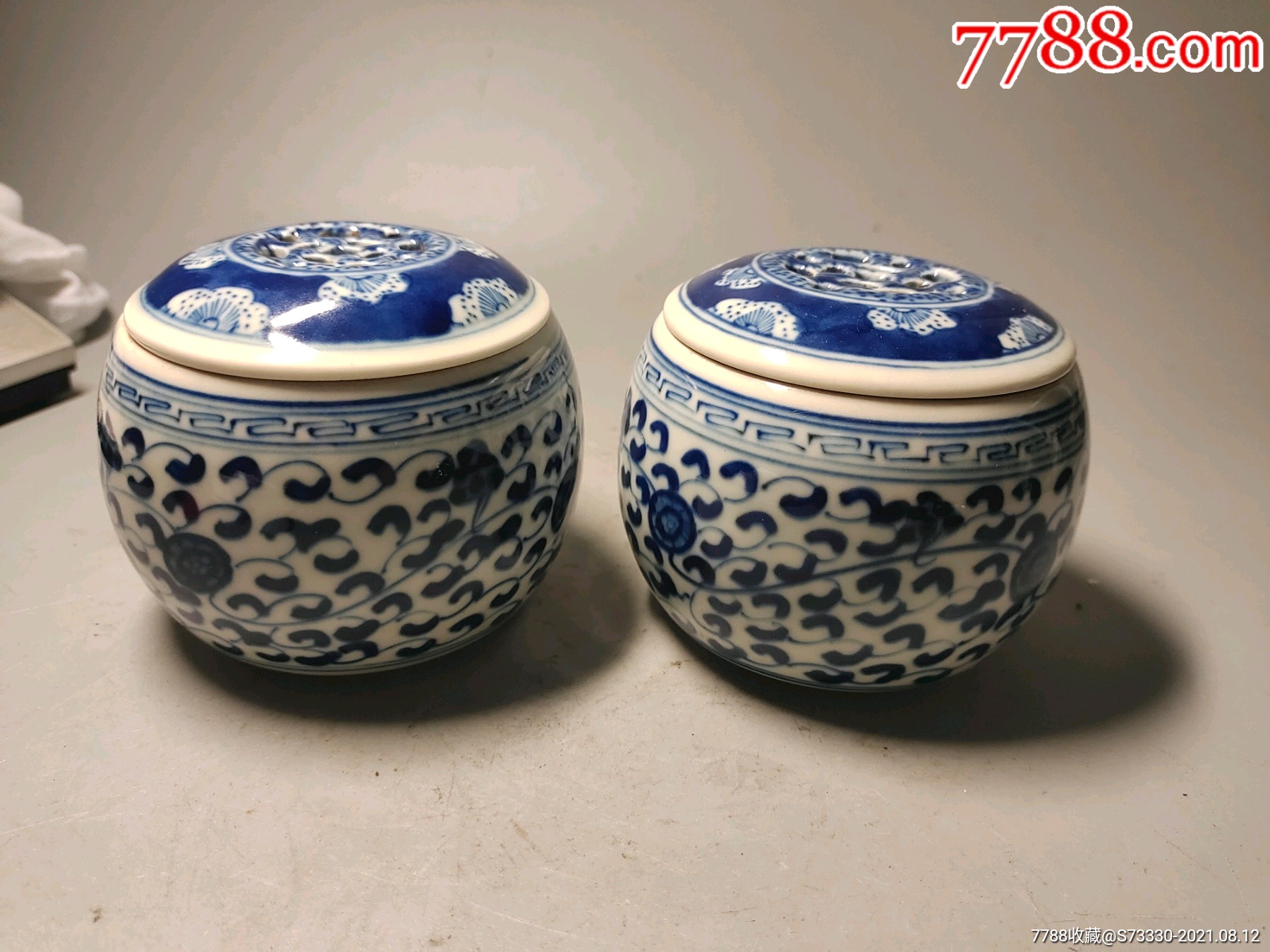 80年代左右景德镇厂货青花若深珍藏款精工手绘缠枝纹小盖罐一对