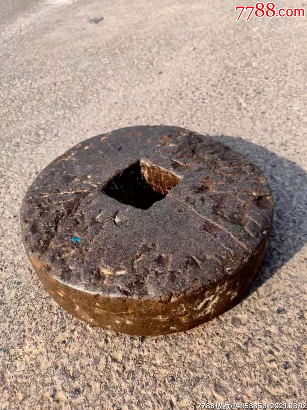 明代方孔石钱带有金线