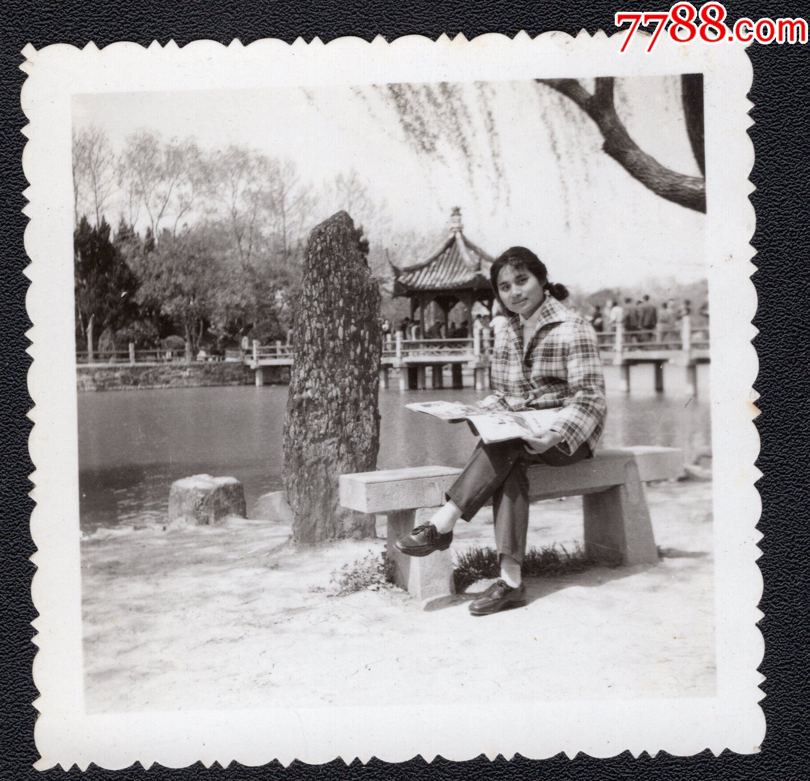 70年代美女.学生老照片1张(尺寸约6*6厘米)