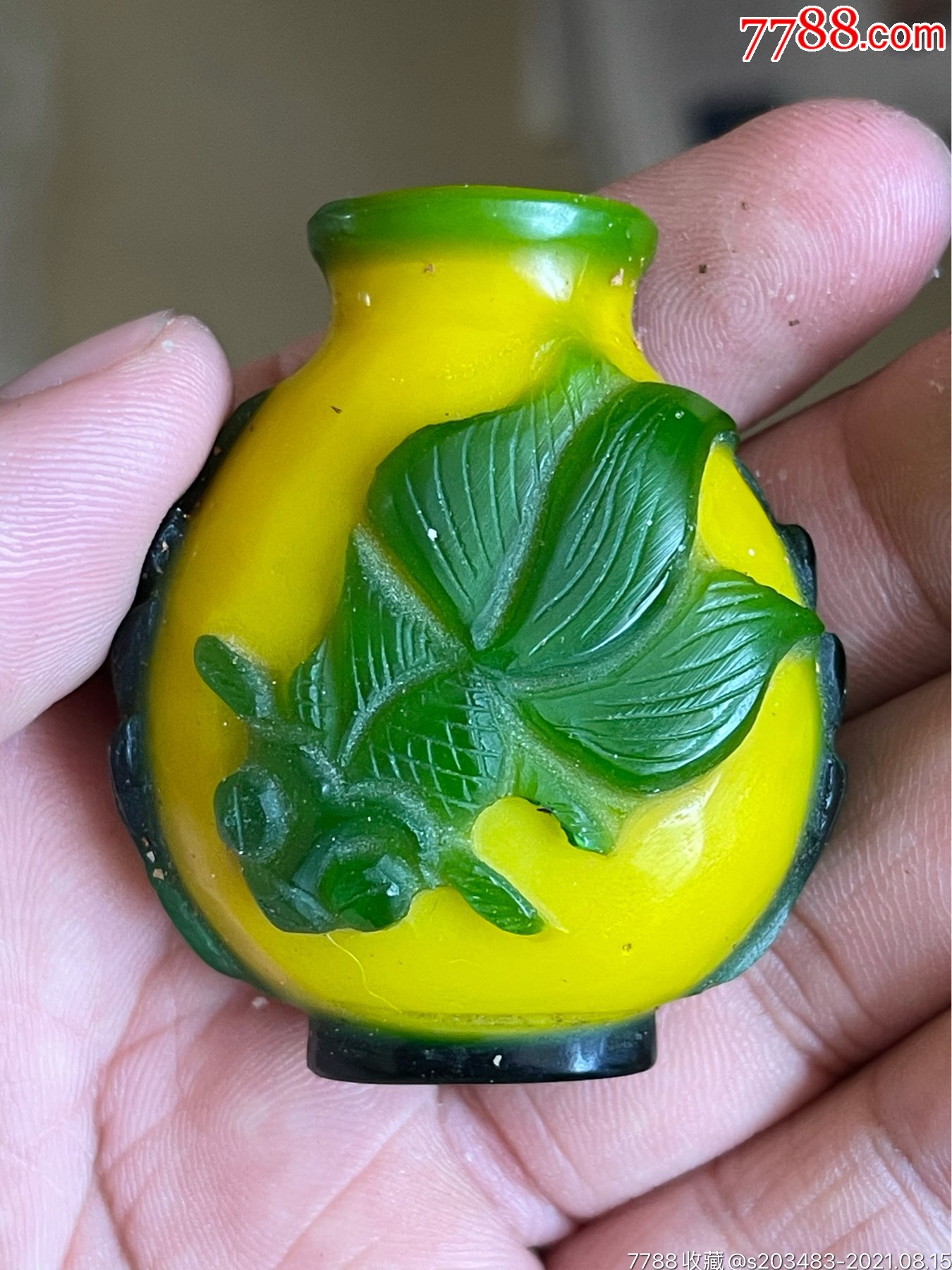 手工雕刻套料琉璃鼻烟壶