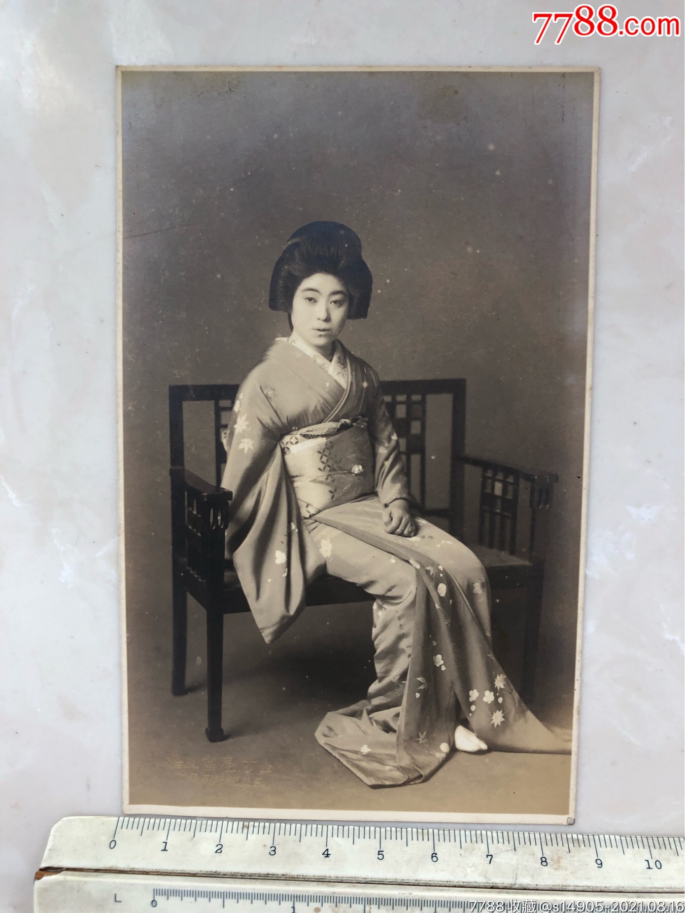 民国时期坐在太师椅上的端庄和服美女老照片