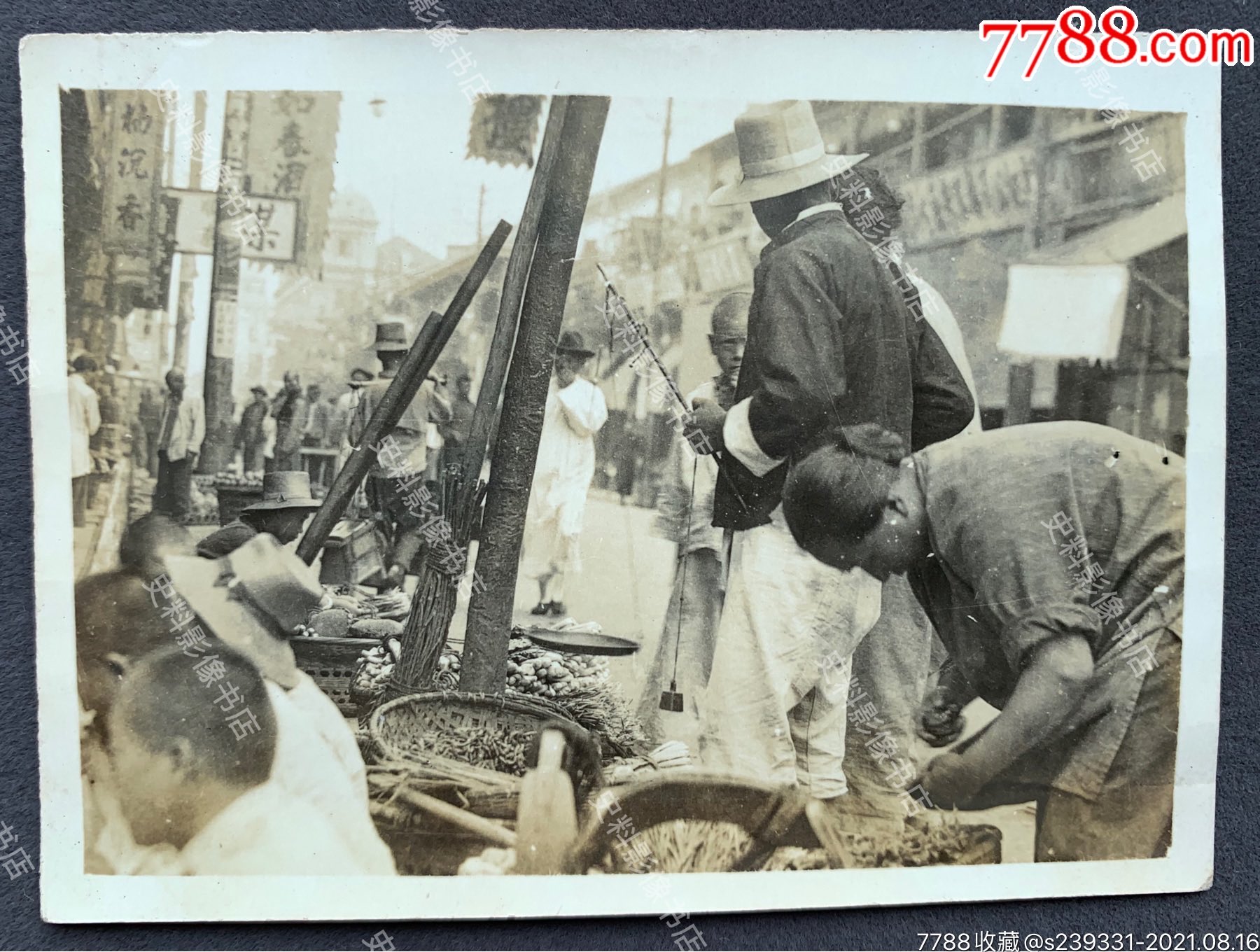 民国时期城镇农贸集市之繁荣景象泛银老照片一枚