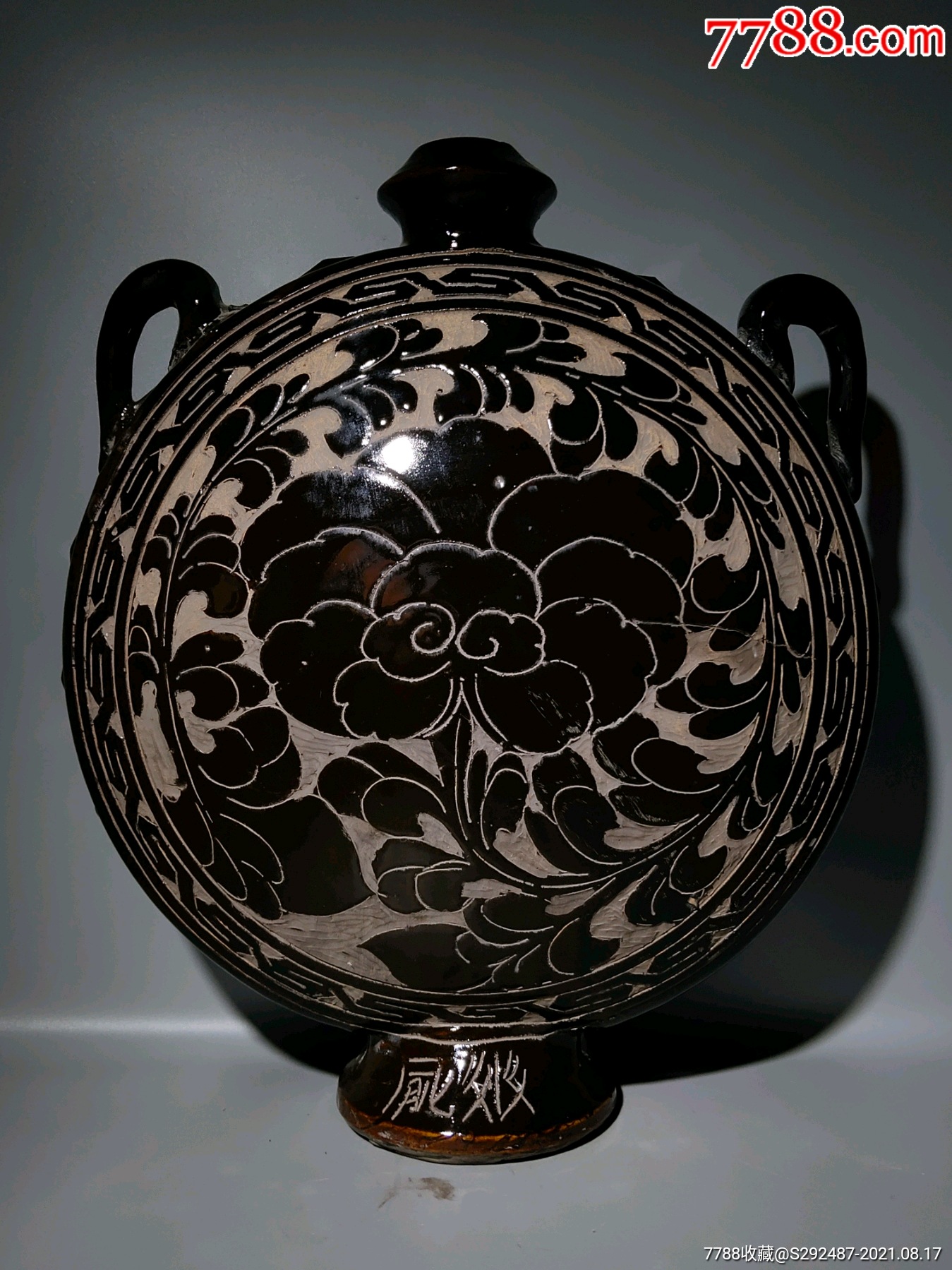 0次进行点评点评:0浏览量:备注:老窑口,磁州窑黑釉剔花双系扁壶,造型