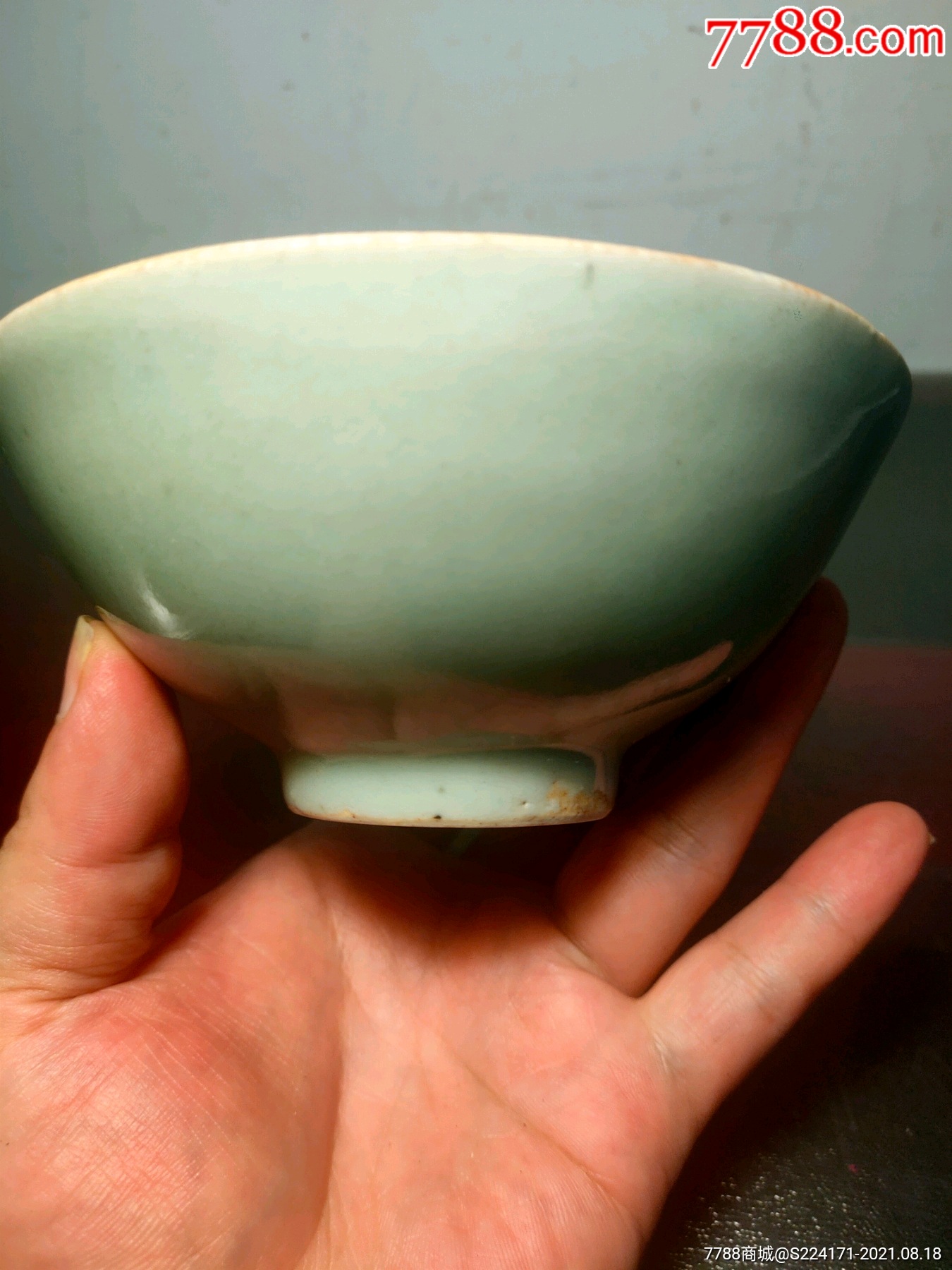 清代豆青釉碗,全品,保真包老,品相如图,底足轻微飞皮,见尾图简介:清朝