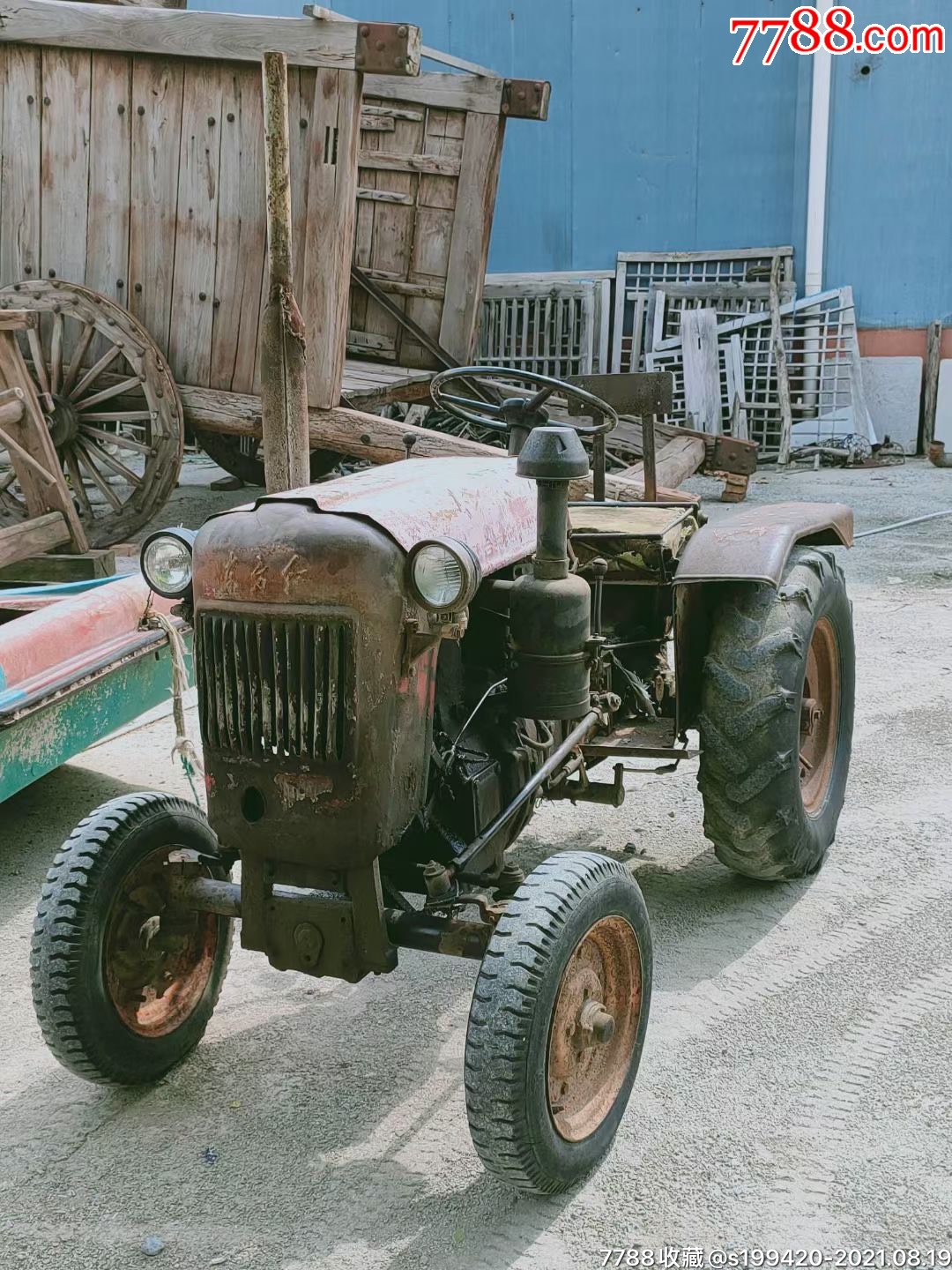 60年代东方红牌第*代拖拉机品相如图,正常使用,年代久远,值得留恋