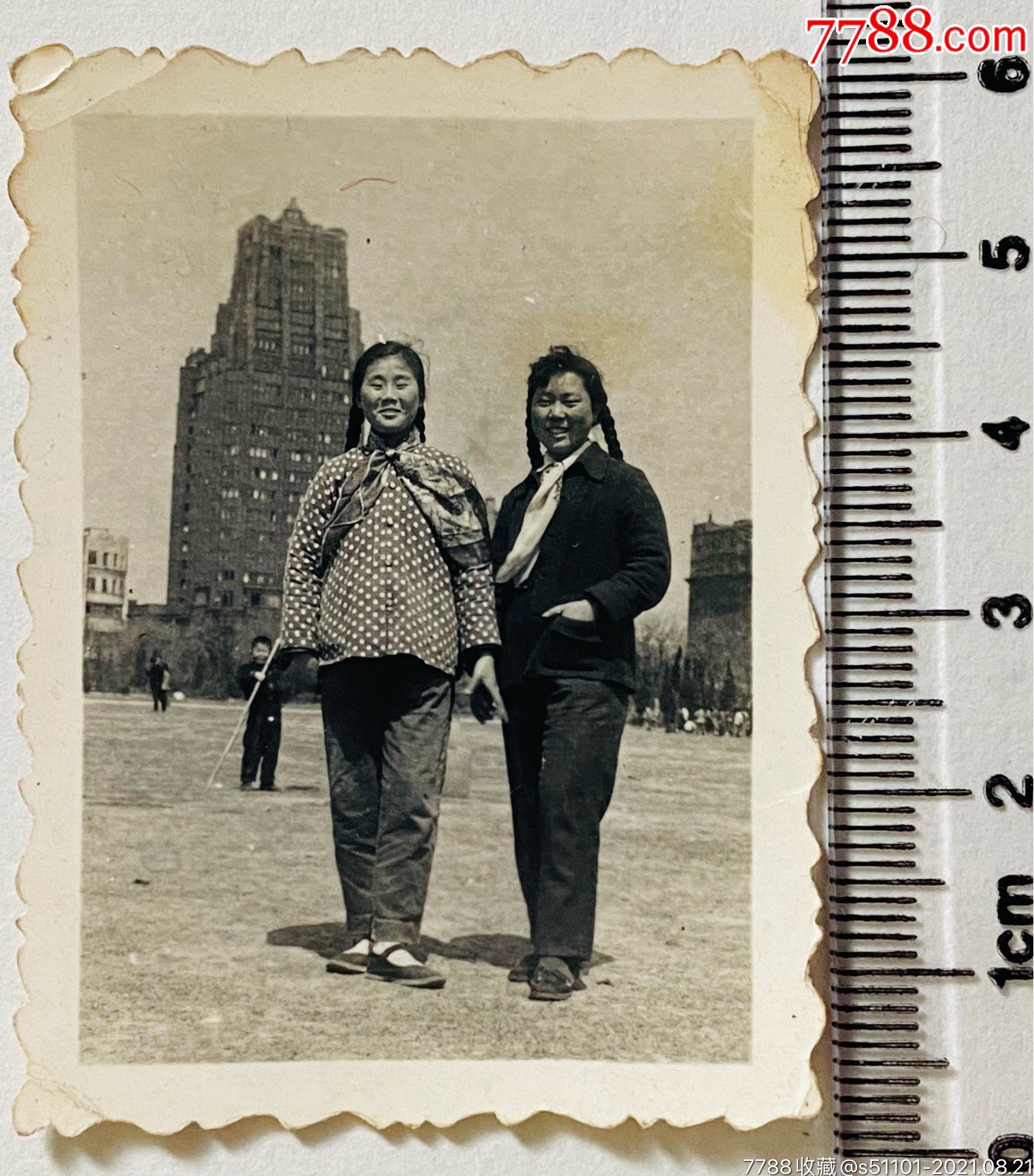 辫的姑娘在上海人民公园合影照_老照片_图片收藏_回收价格_7788老照片