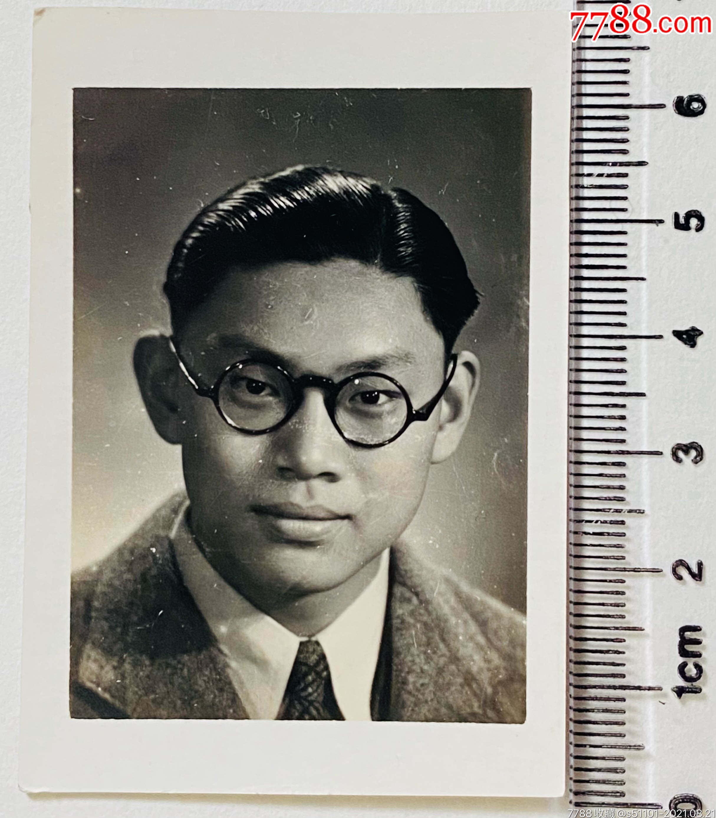 民国时期戴眼镜的英俊男子留影照