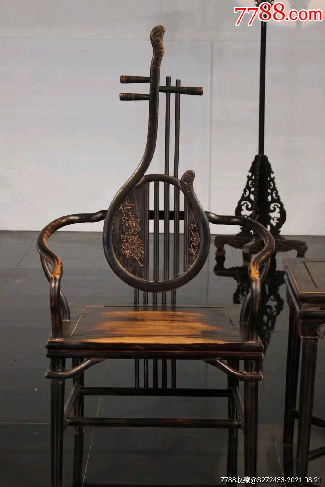 首页 零售 其他木艺家具 >> 琵琶椅三件套造型古朴典雅,美观韵味十足