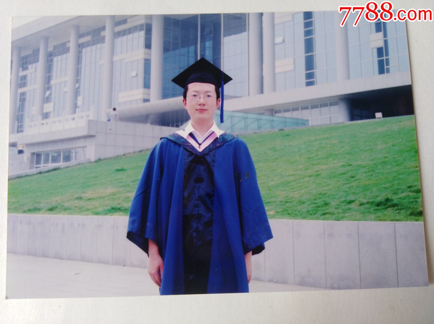 戴博士帽的帅哥