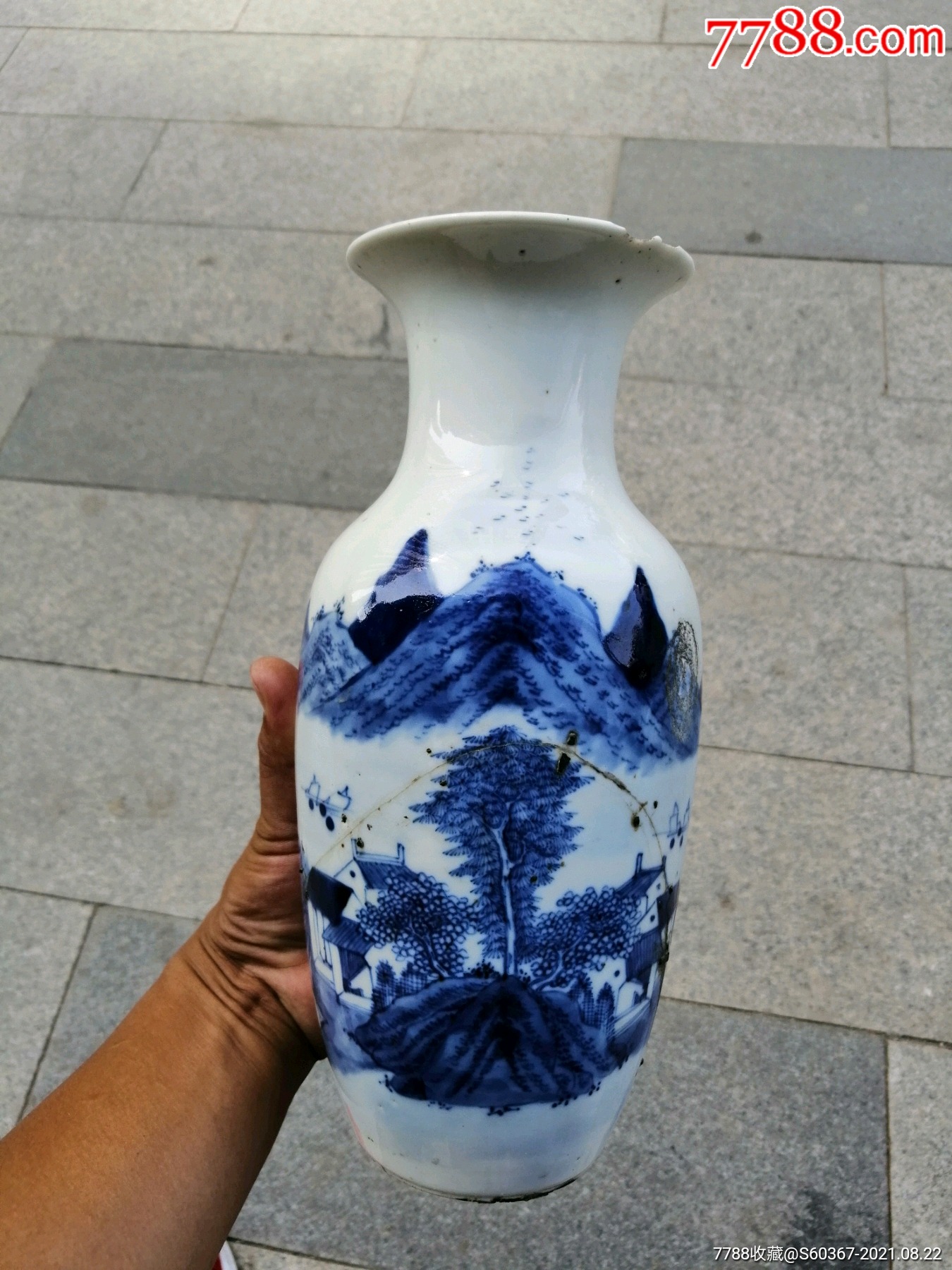 清中期青花山水人物赏瓶