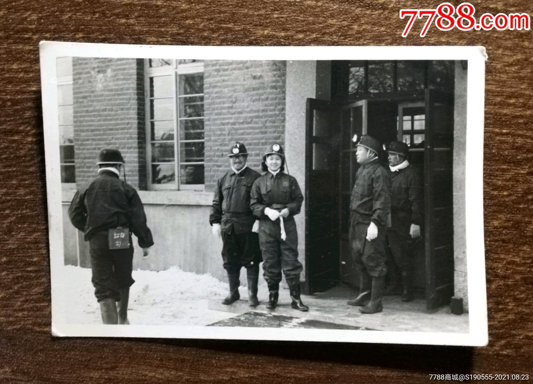 60年代男女煤矿工人在雪地上,屋门前合影留念老照片