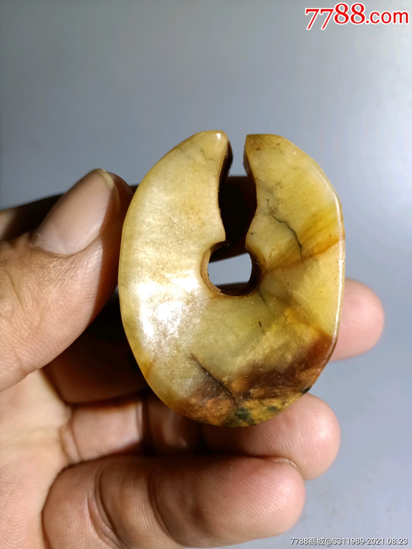 以前农村收的河磨玉玉珏,玉质极好,风化明显,包浆沁入骨,,红山文化