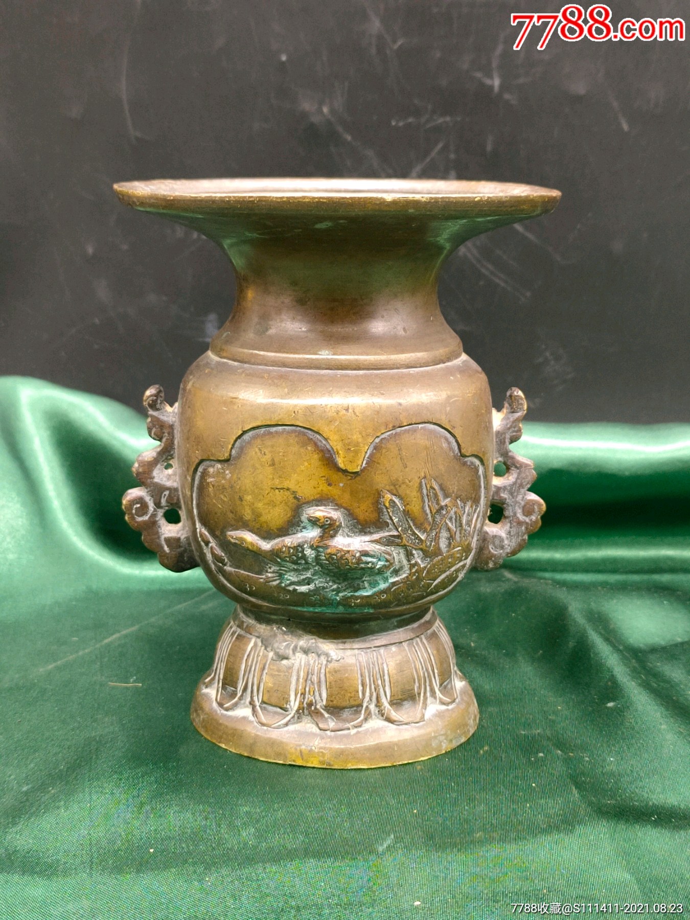 民国荷花芦燕浮雕双耳铜花瓶