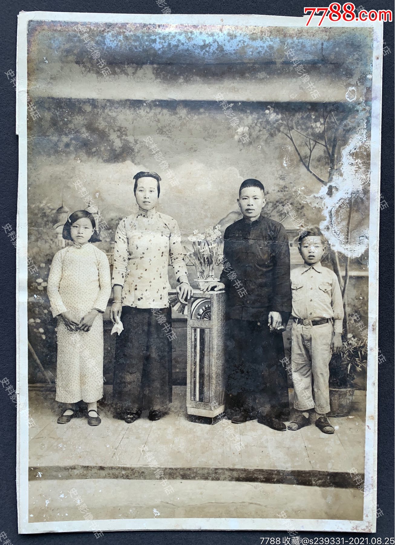 民国时期相馆布景中产家庭父母与子女一家四口全家福合影照一张