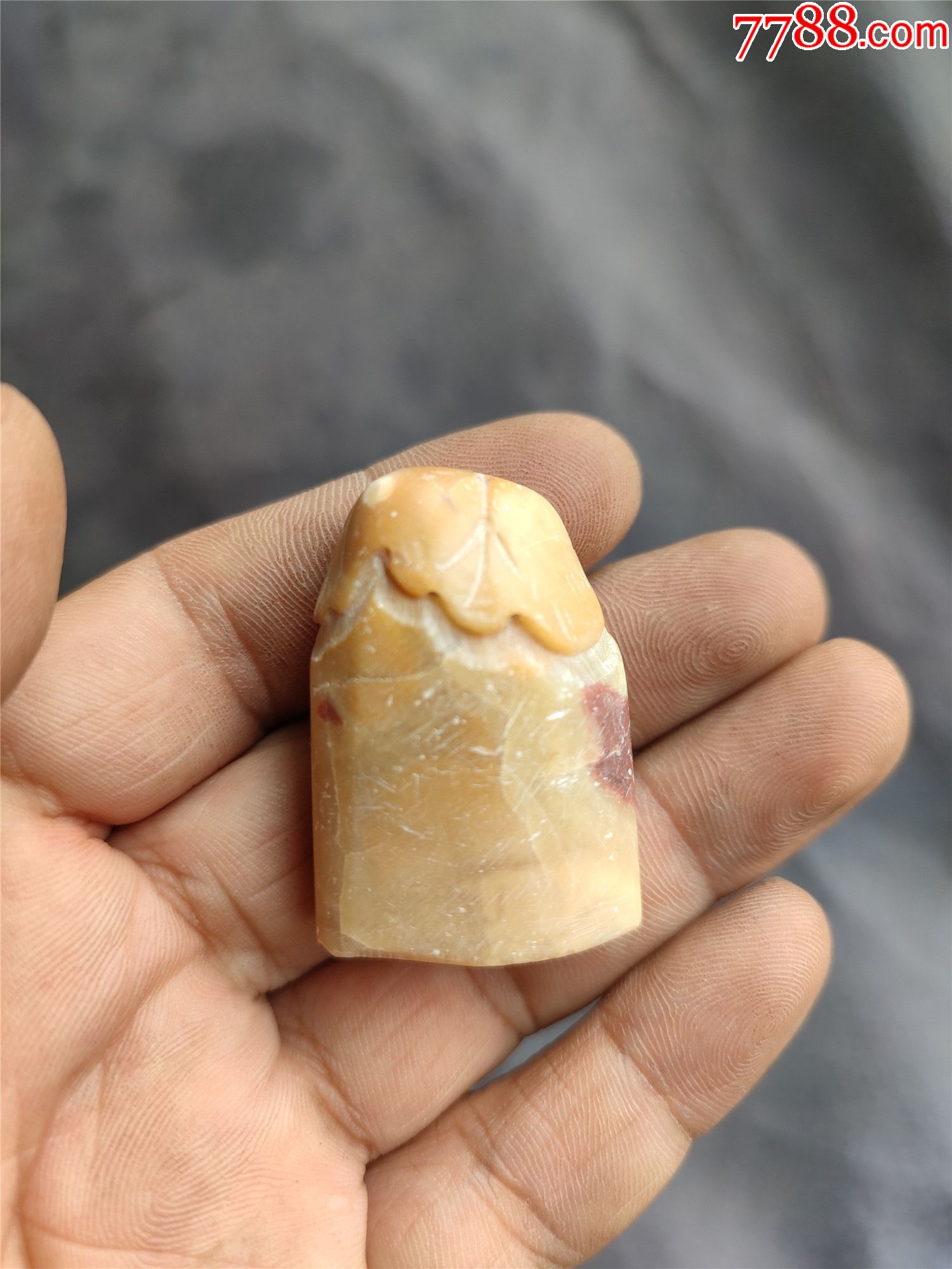 寿山石章料有裂纹如图所示