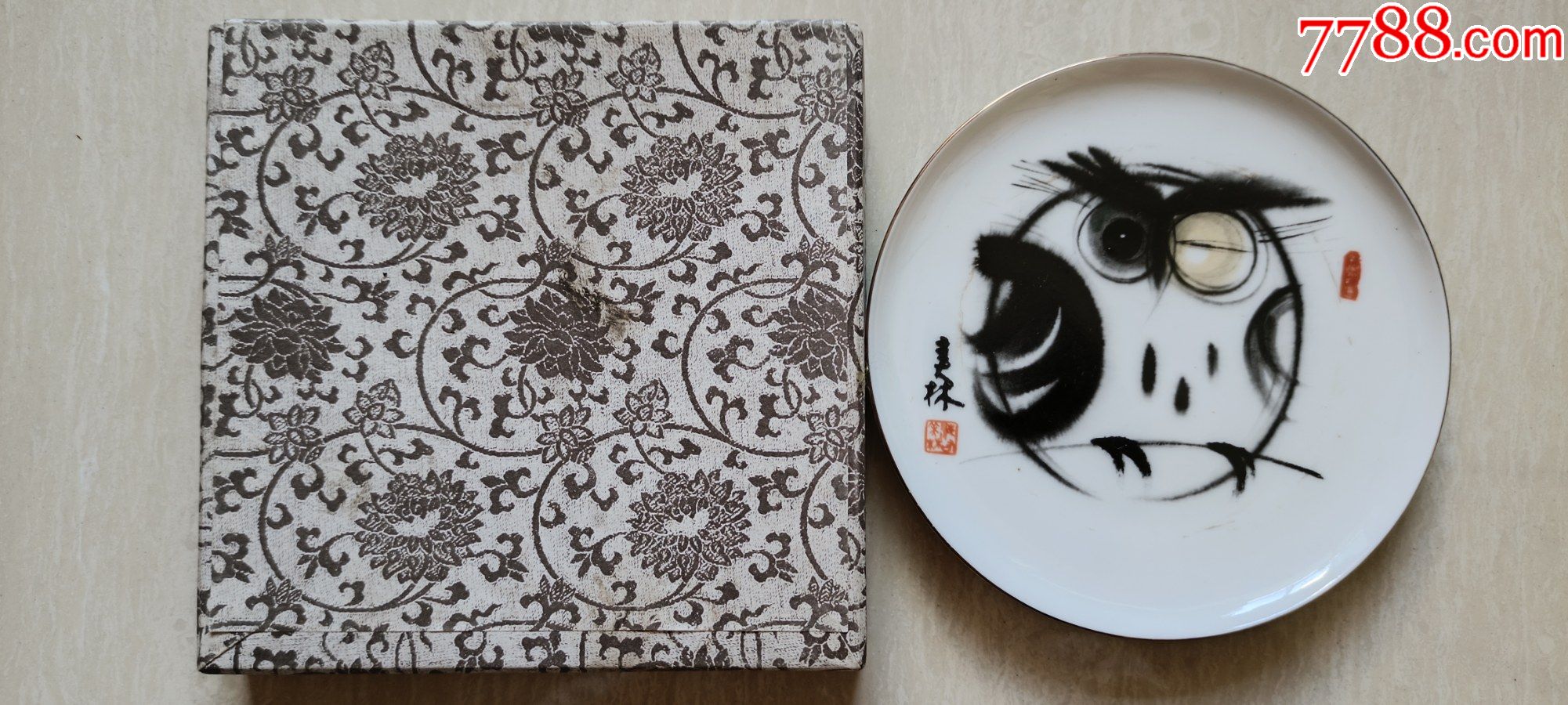 上世纪九十年代前后工艺美术大师韩美林画作猫头鹰白瓷盘(原盒)