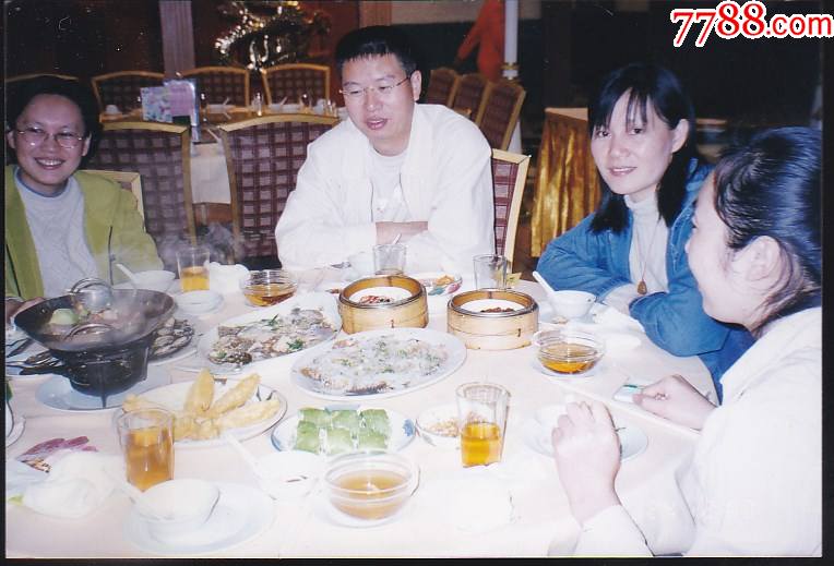 美女与朋友吃饭合影_老照片_影像会馆【7788收藏__收藏热线】