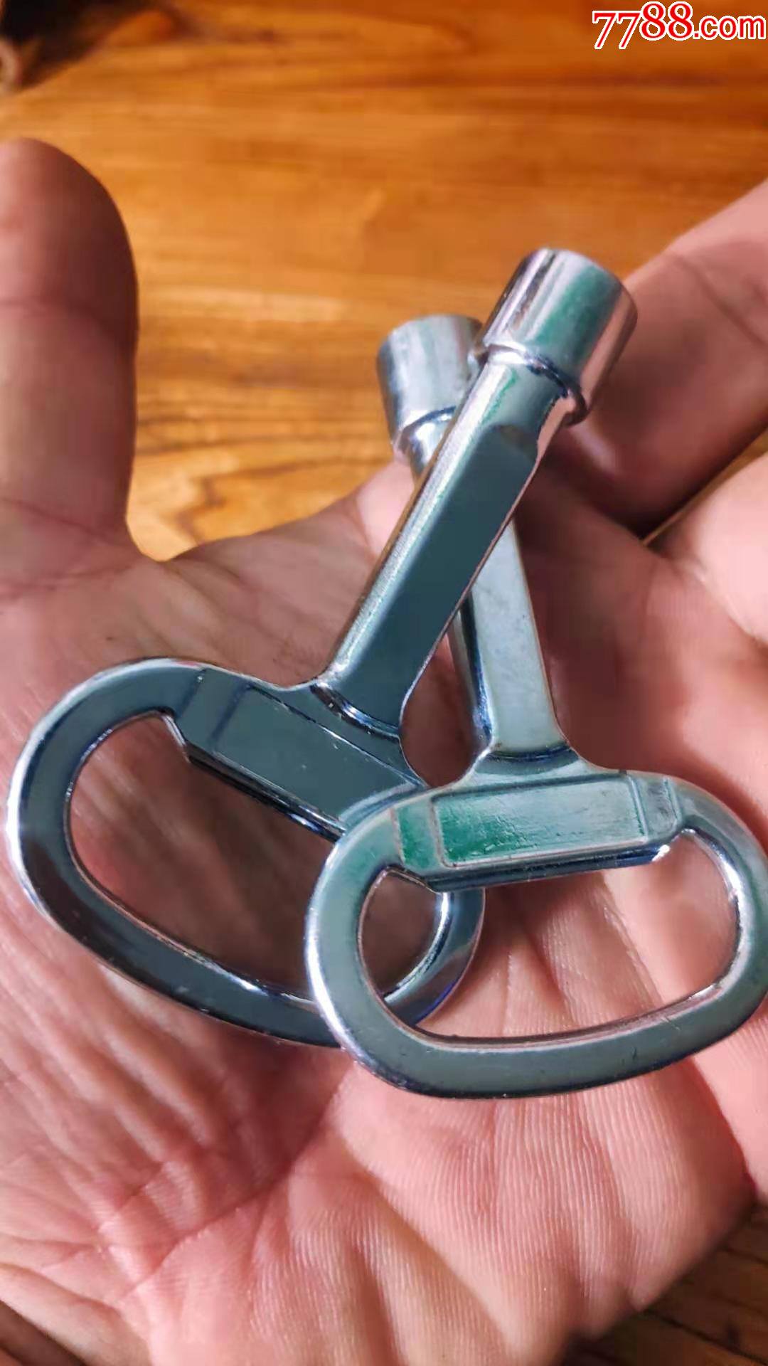 上世纪80年代三角型金属钥匙2只合售民俗怀旧老物品