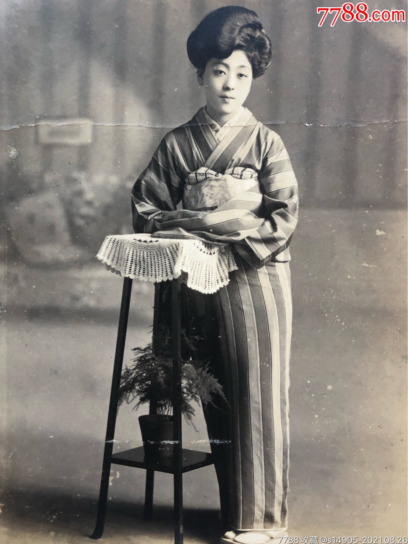 民国时期盆景边的日本和服美女原版老照片