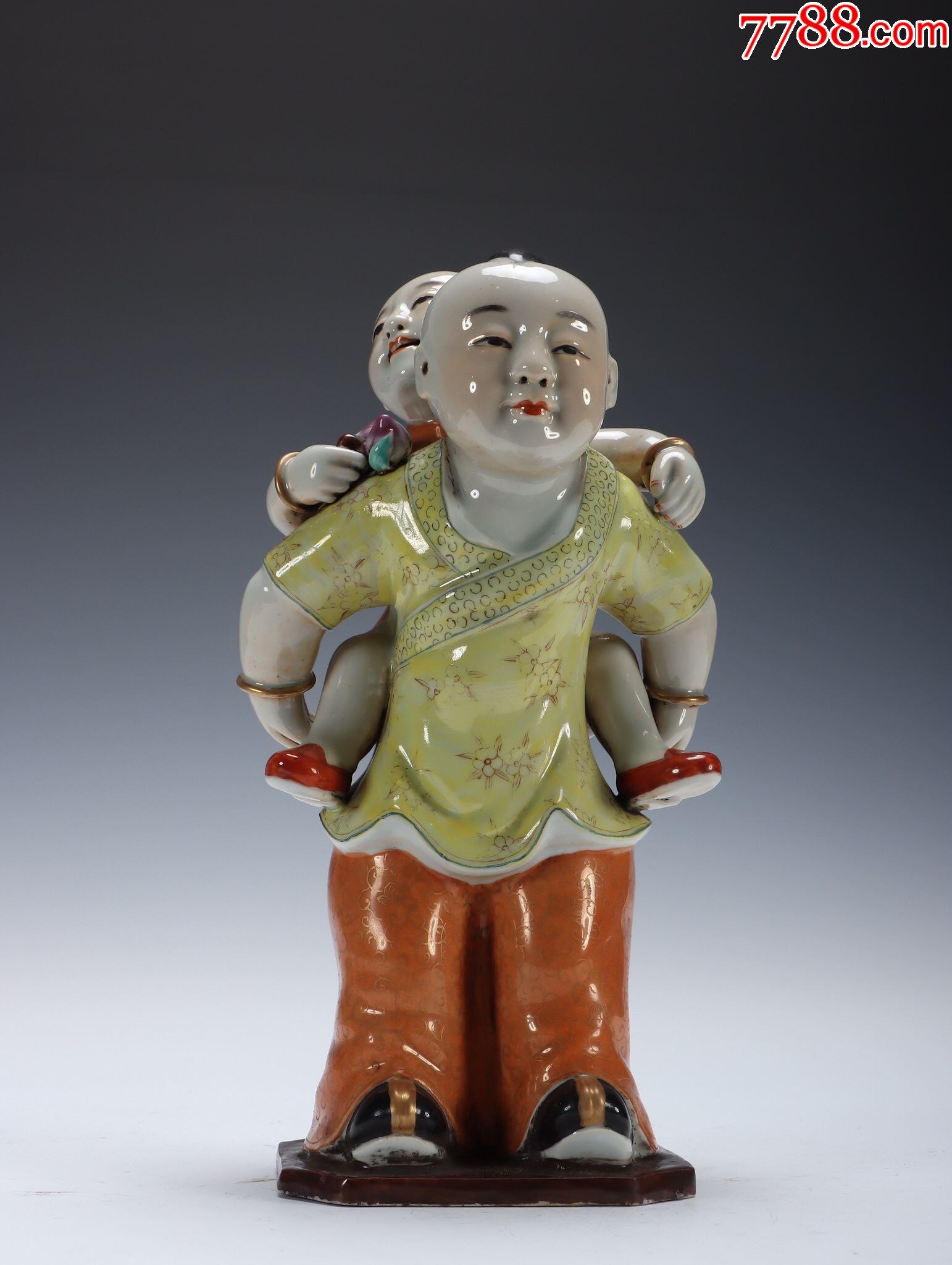 民国粉彩哥背弟瓷造像