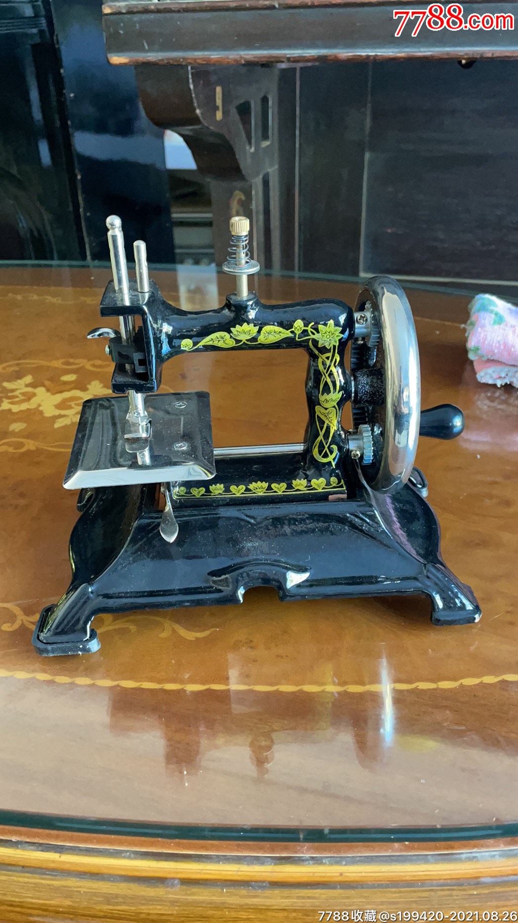 80年代袖珍缝纫机完好无损正常使用