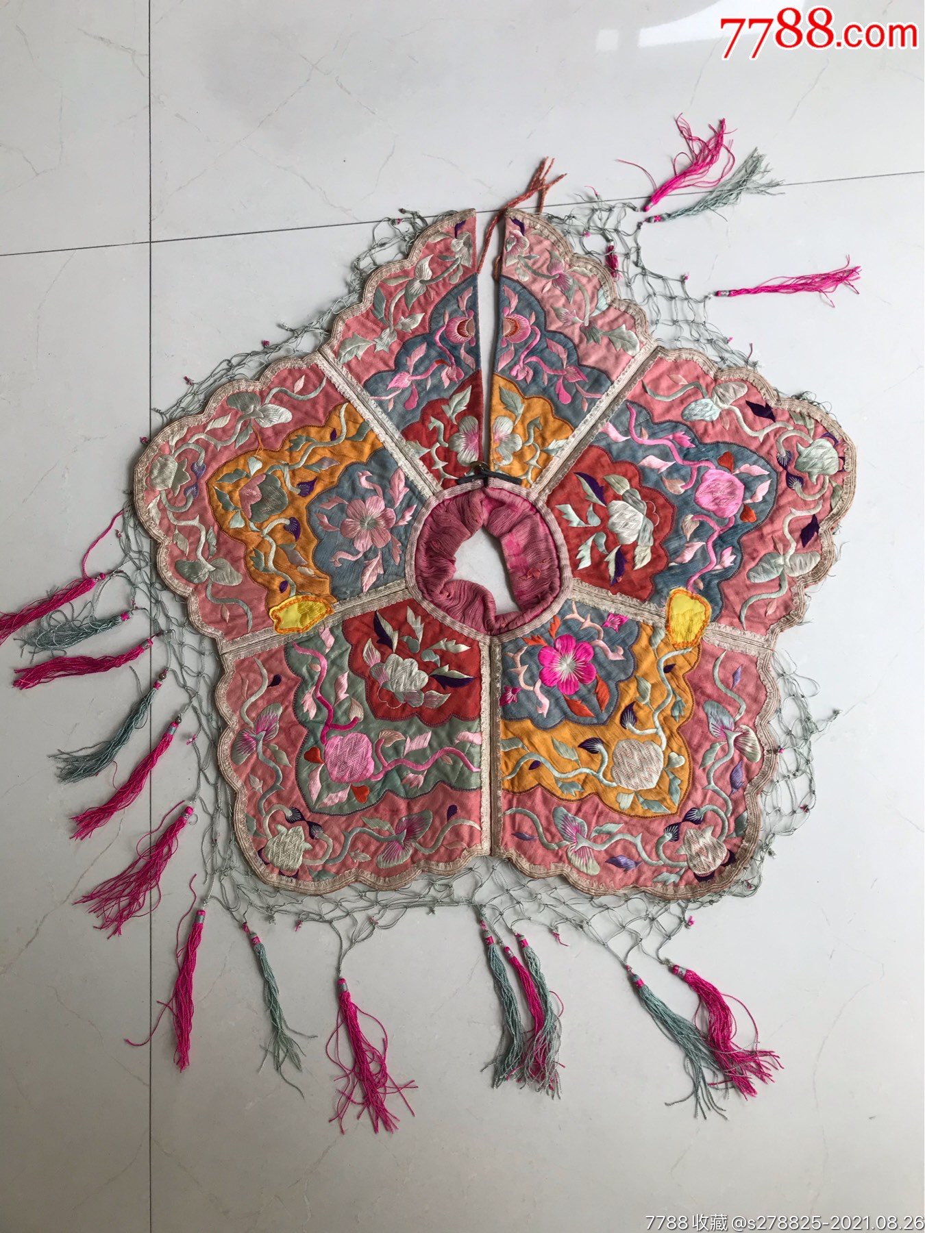 民国时期的女性出嫁戴在身上的绣花云肩