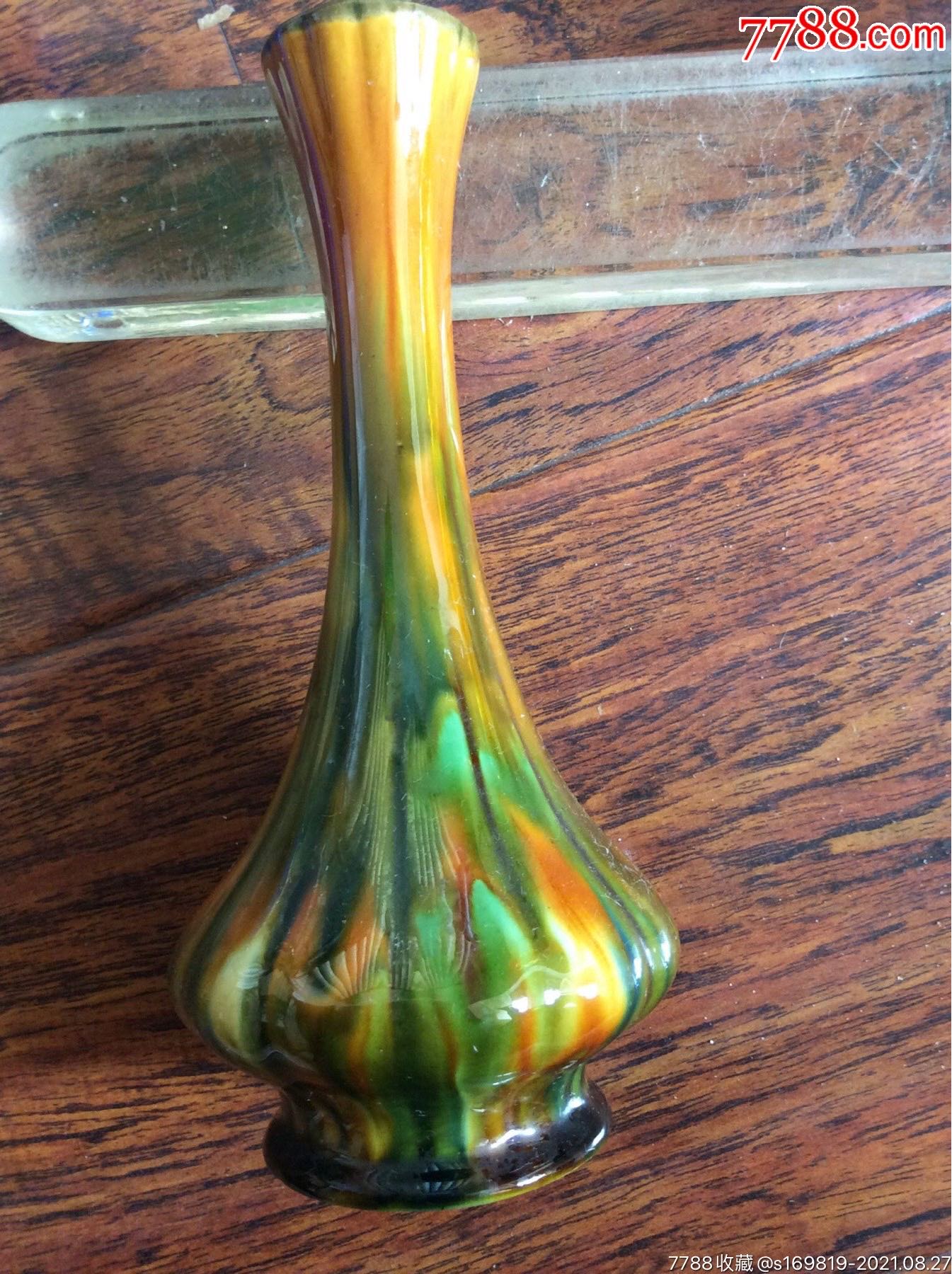 一个陶瓷花瓶彩釉