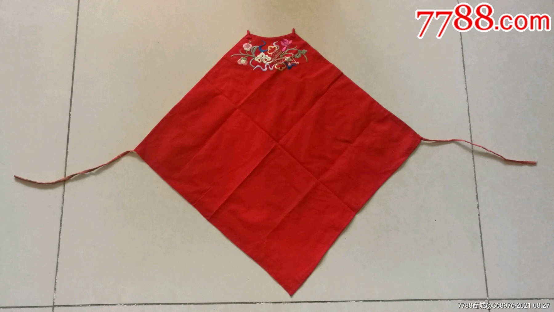 民国手绣花卉红布肚兜,品相好,长52cm,绣功精,值得收藏,可做影视道具