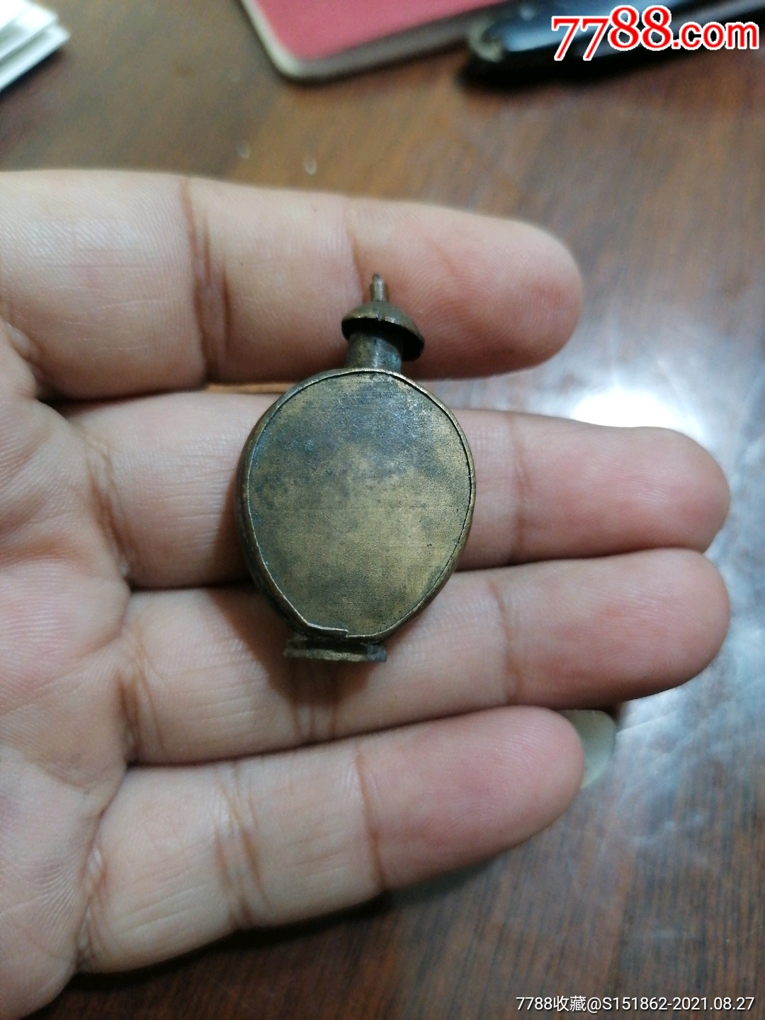 老铜鼻烟壶内有黑色粉末