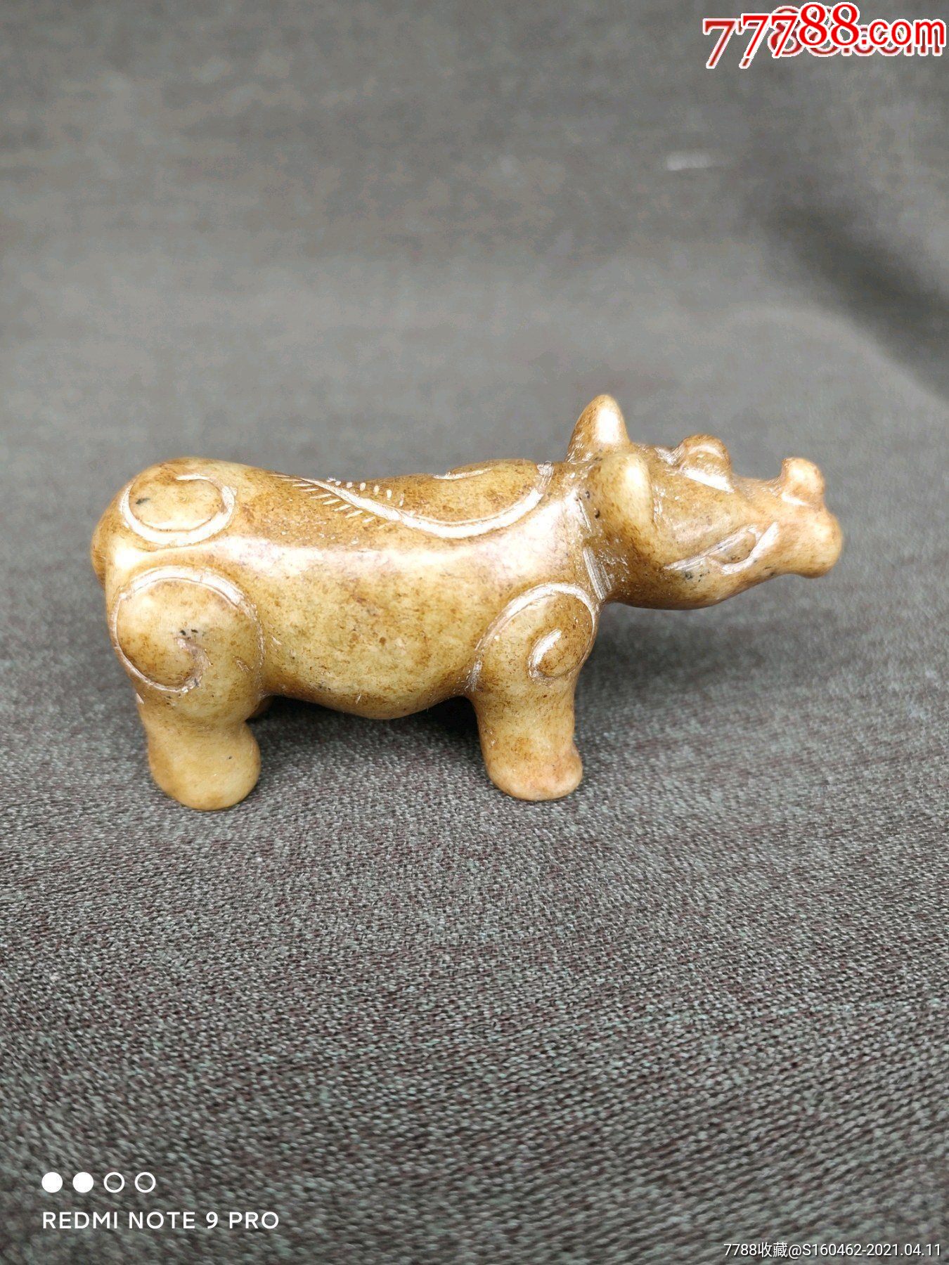 黄玉犀牛摆件