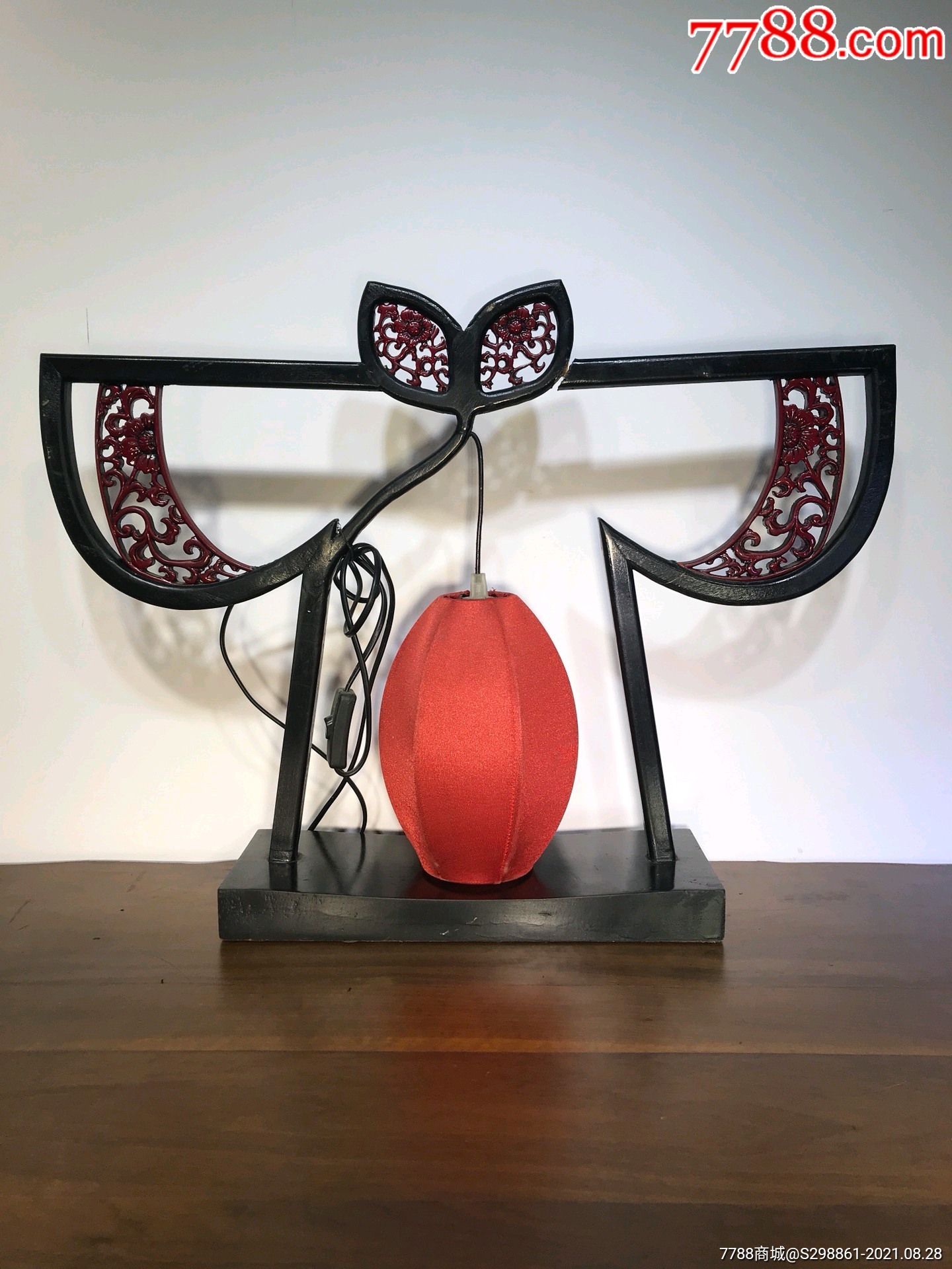 中式台灯,灯笼灯,精美实木框架,黑红配色,带精美镂空雕刻,设计精巧
