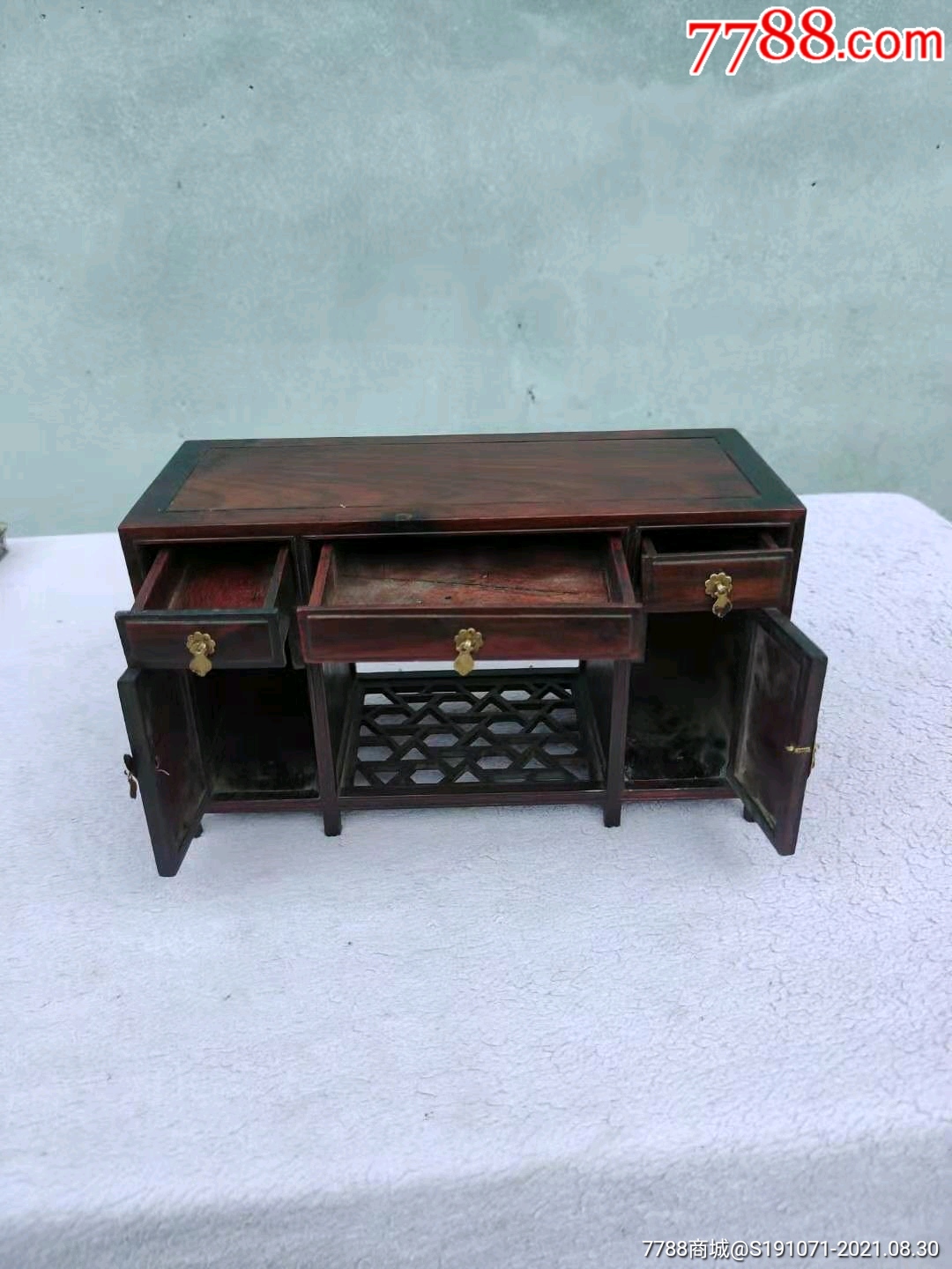 五六七十年代红木小桌一个,做工精美,小巧玲珑,木纹漂亮