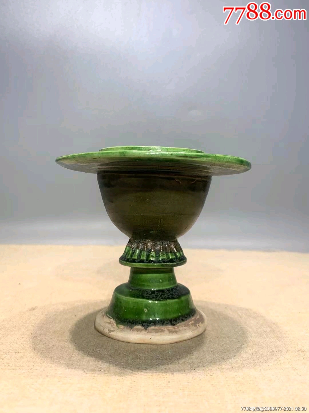 宋三彩刻花行炉