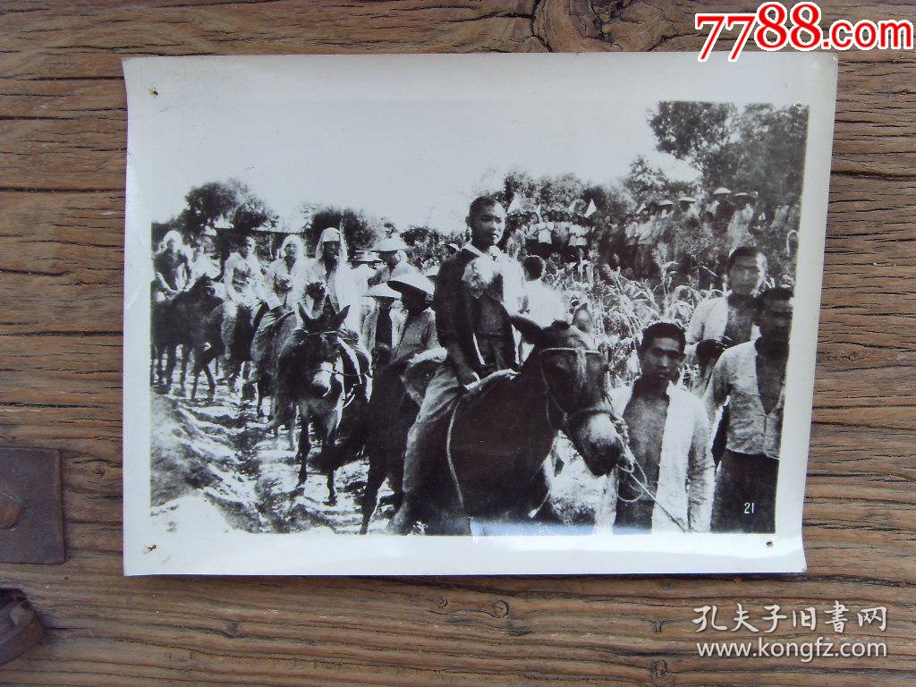 1947年,解放区农民胸戴大红花骑着毛驴踊跃参军