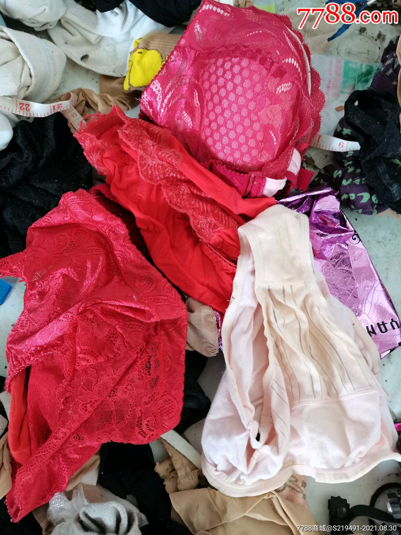 备注:美女用过的旧衣物一堆,需要什么私聊,拆迁房里的简介:其他旧衣服