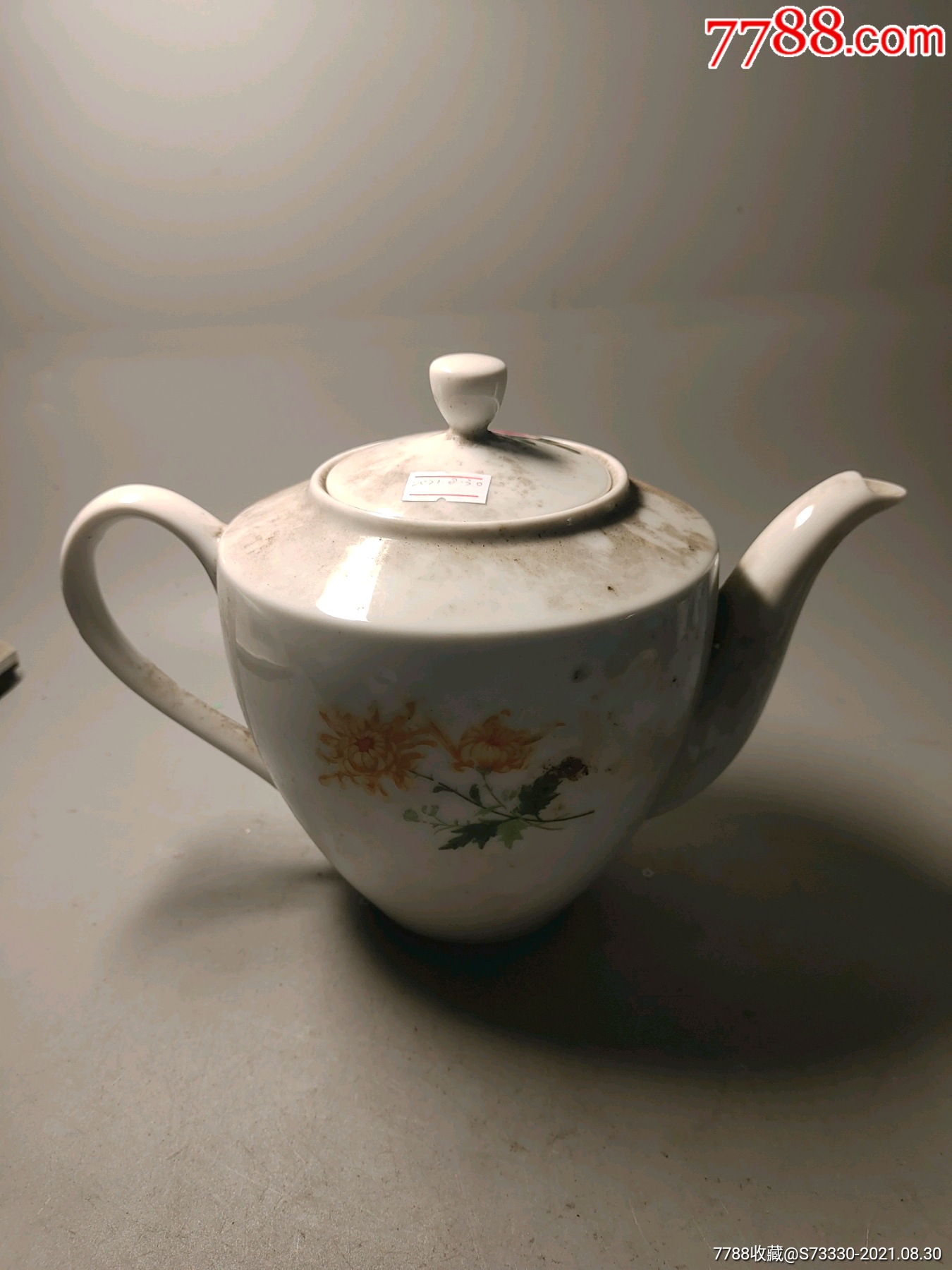 80年代,中国界牌黄菊花茶壶一把,盖后配