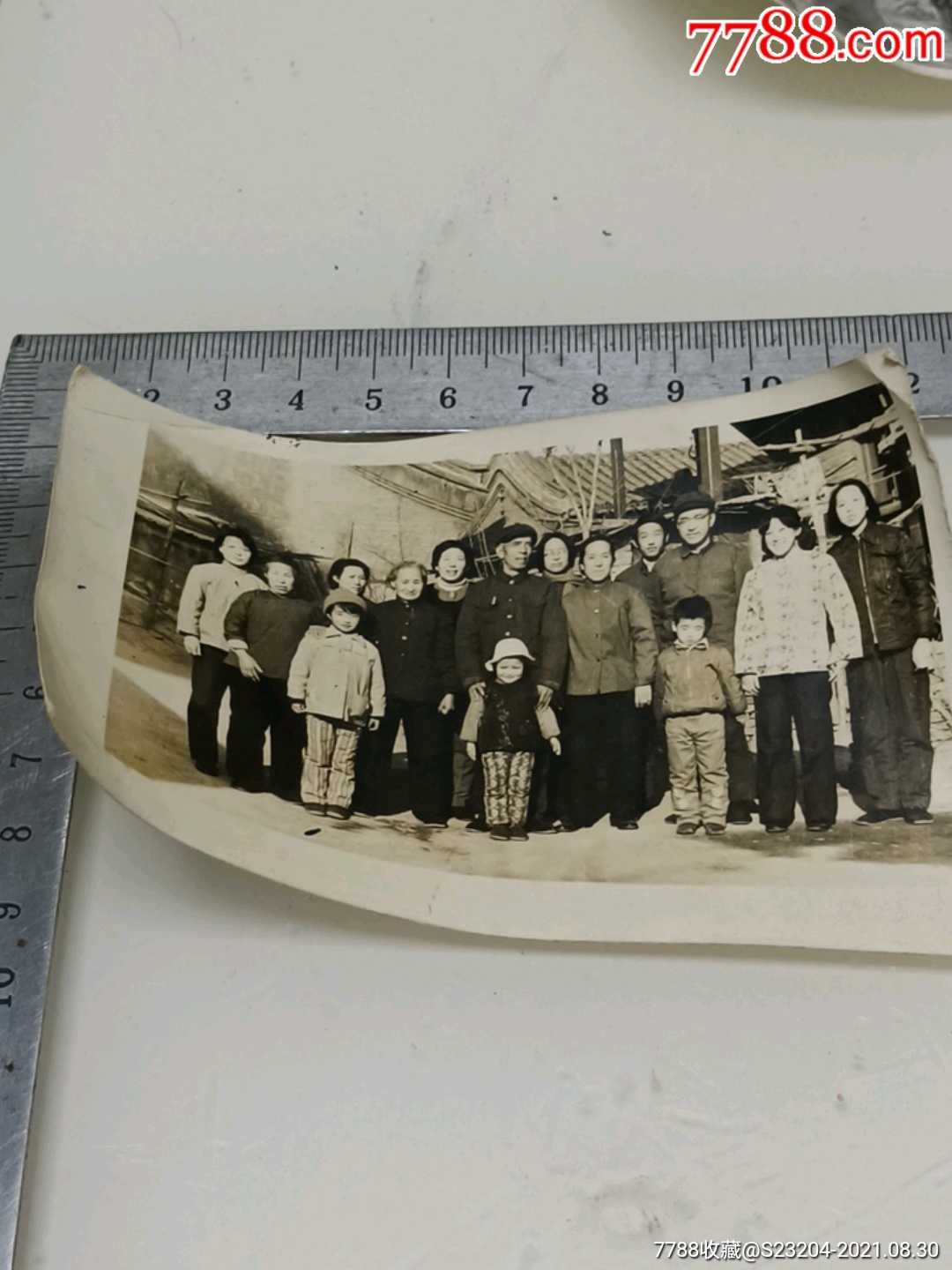 50年代北京四合院老宅子一大家子合影_老照片_第1张_7788小人书