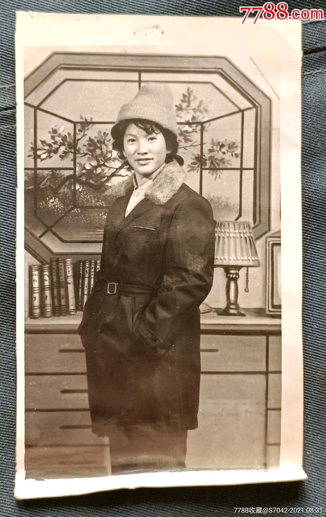 八十年代老照片美女家中留影