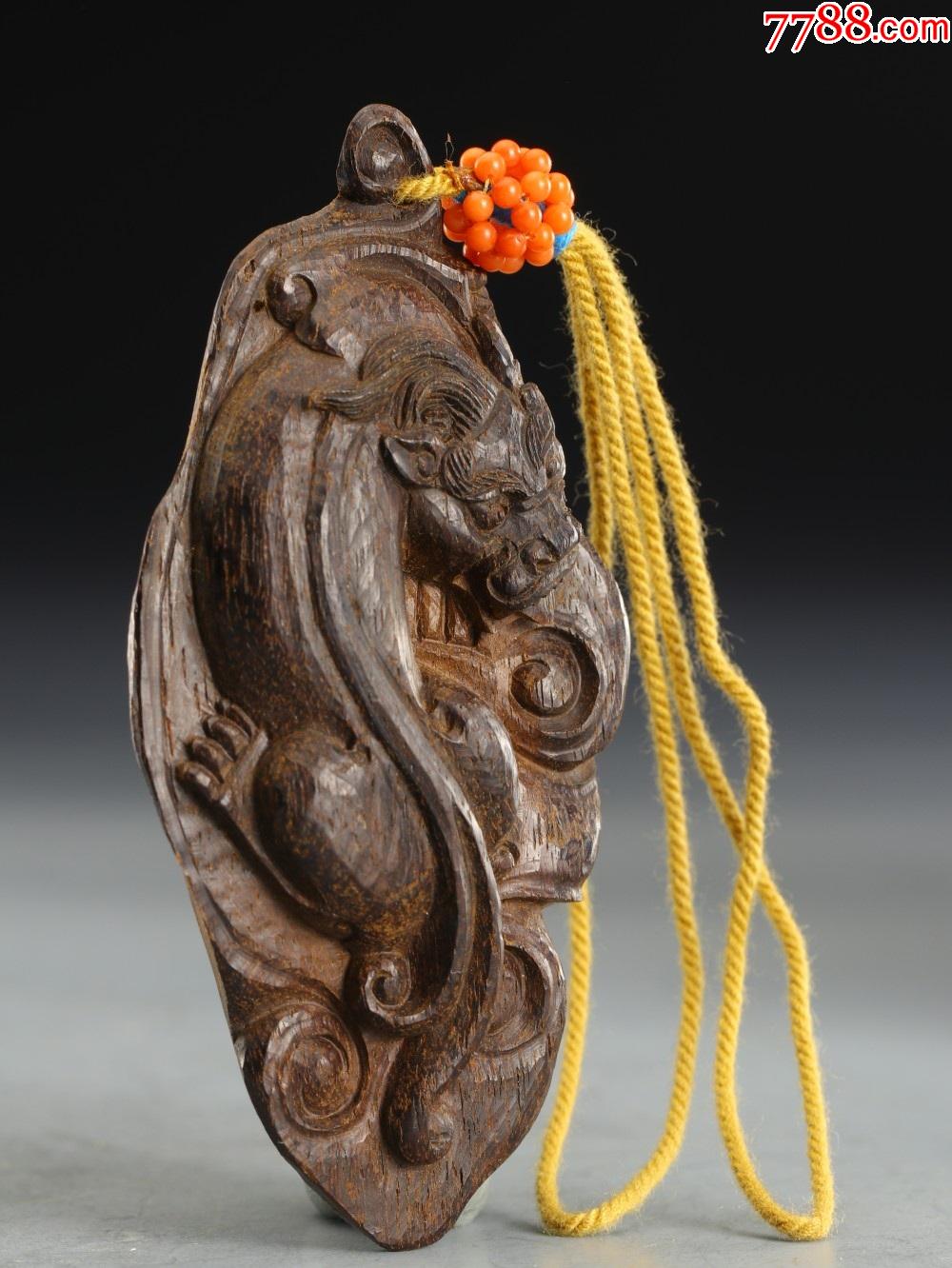 7x8.8cm重27g吊坠紫檀为材,器面雕刻螭龙图装饰.