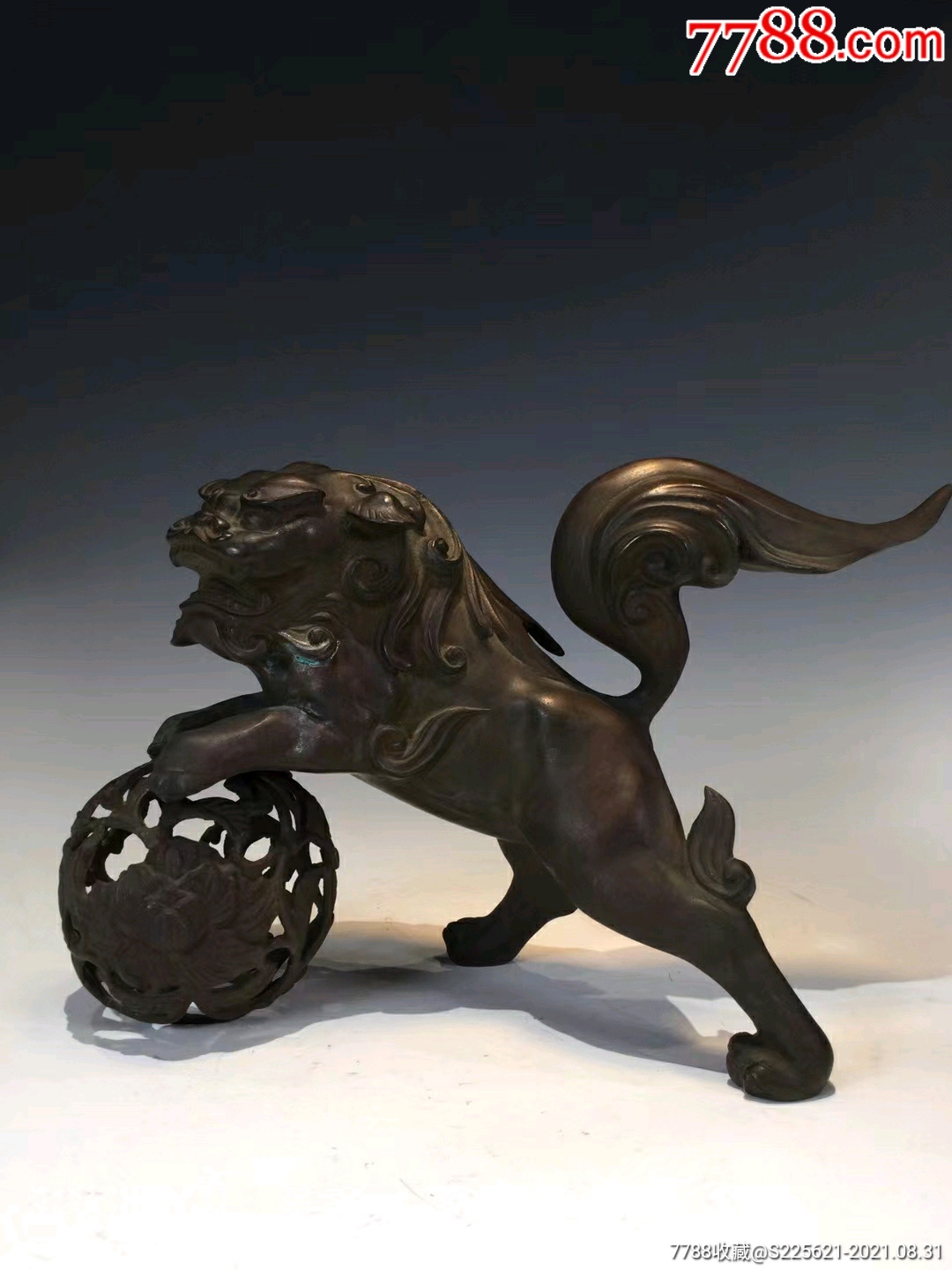 民国铜制狮子绣球摆件