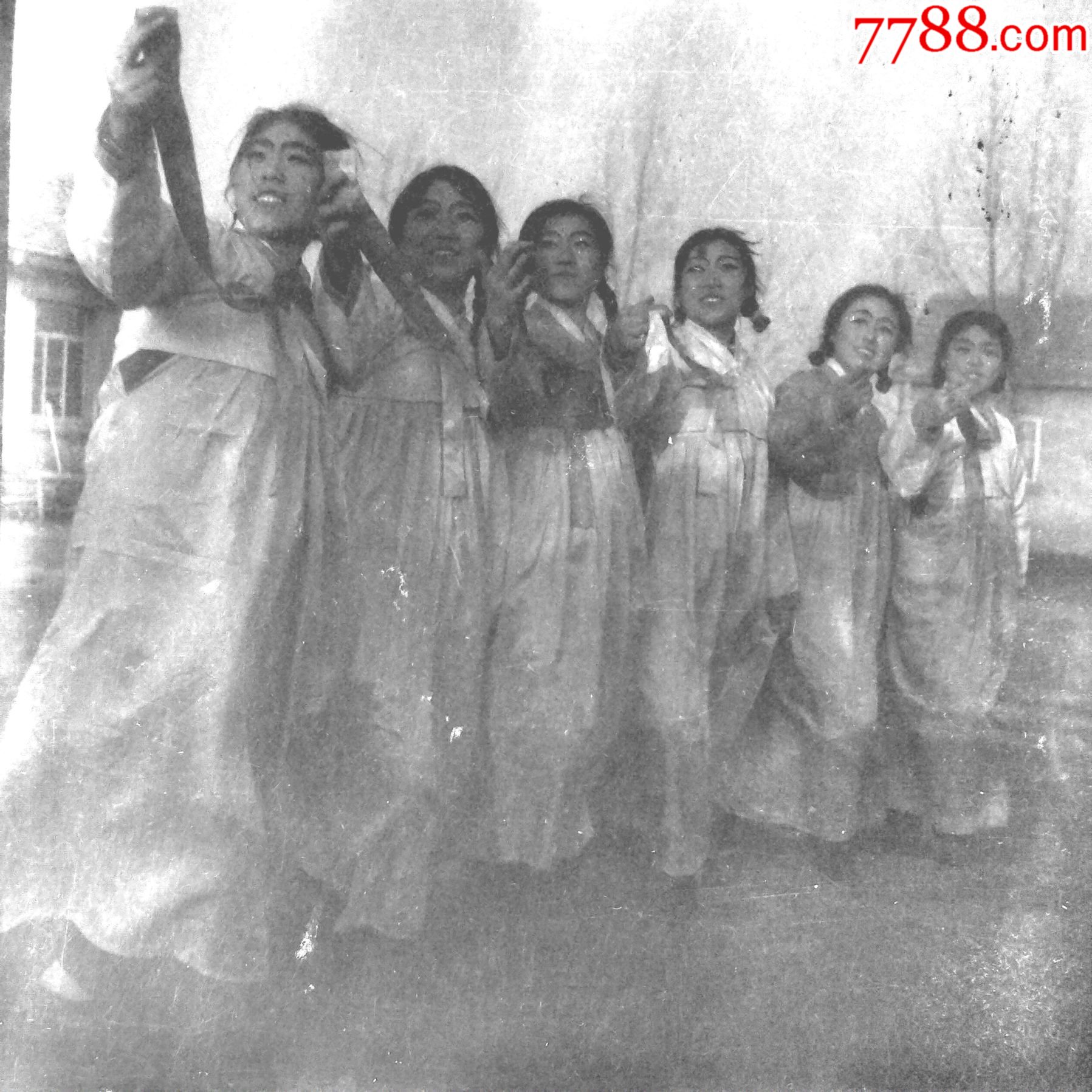 跳舞的朝鲜族姑娘【老底片】