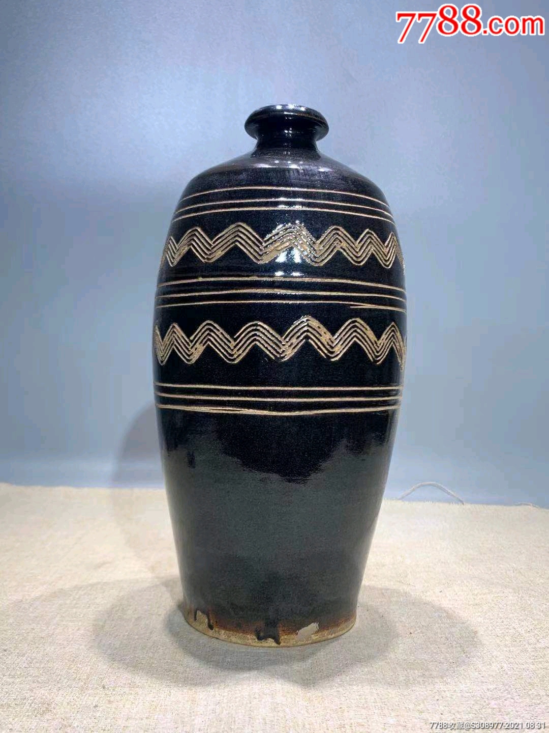 西夏黑釉水波纹梅瓶