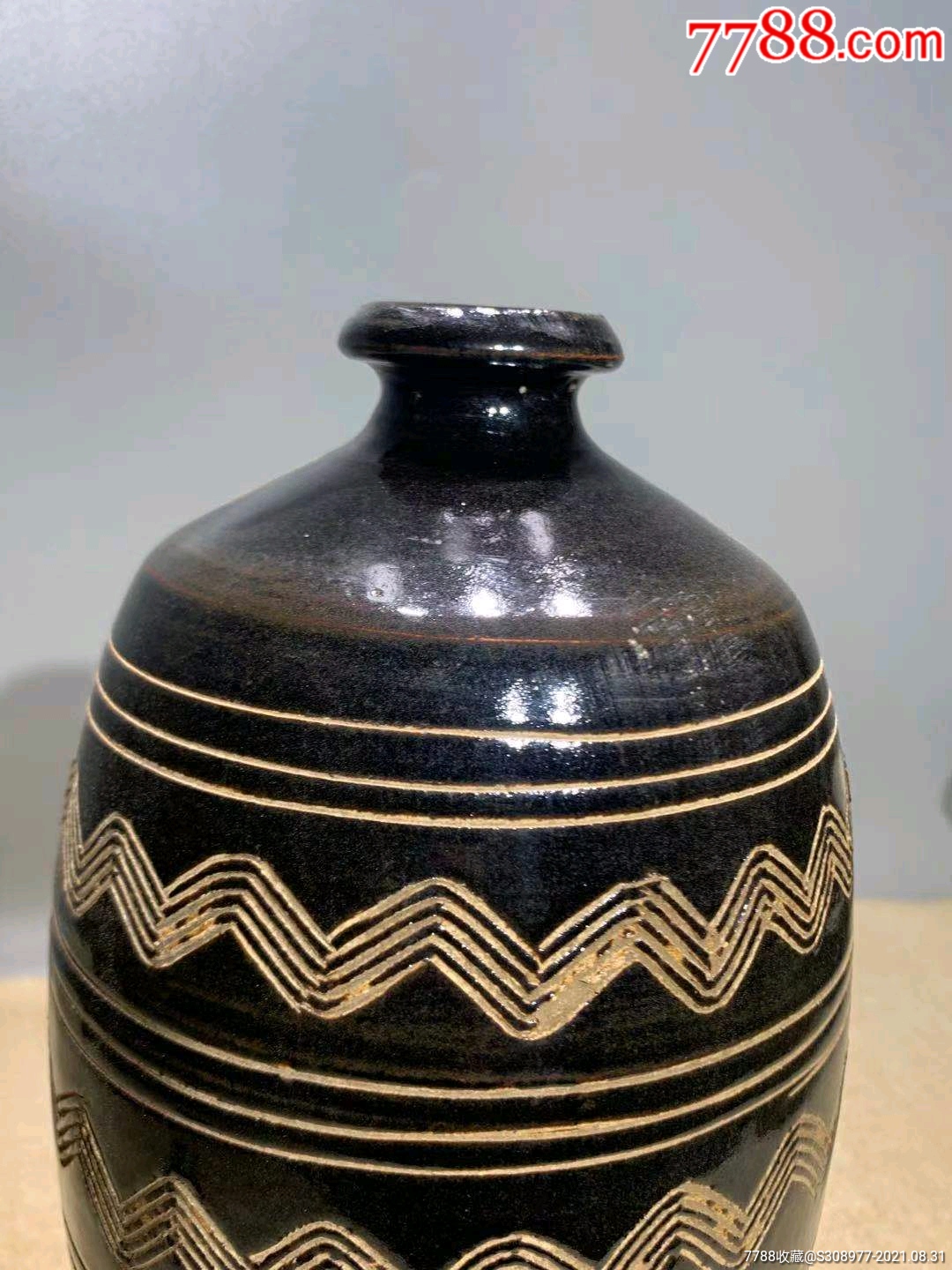 西夏黑釉水波纹梅瓶