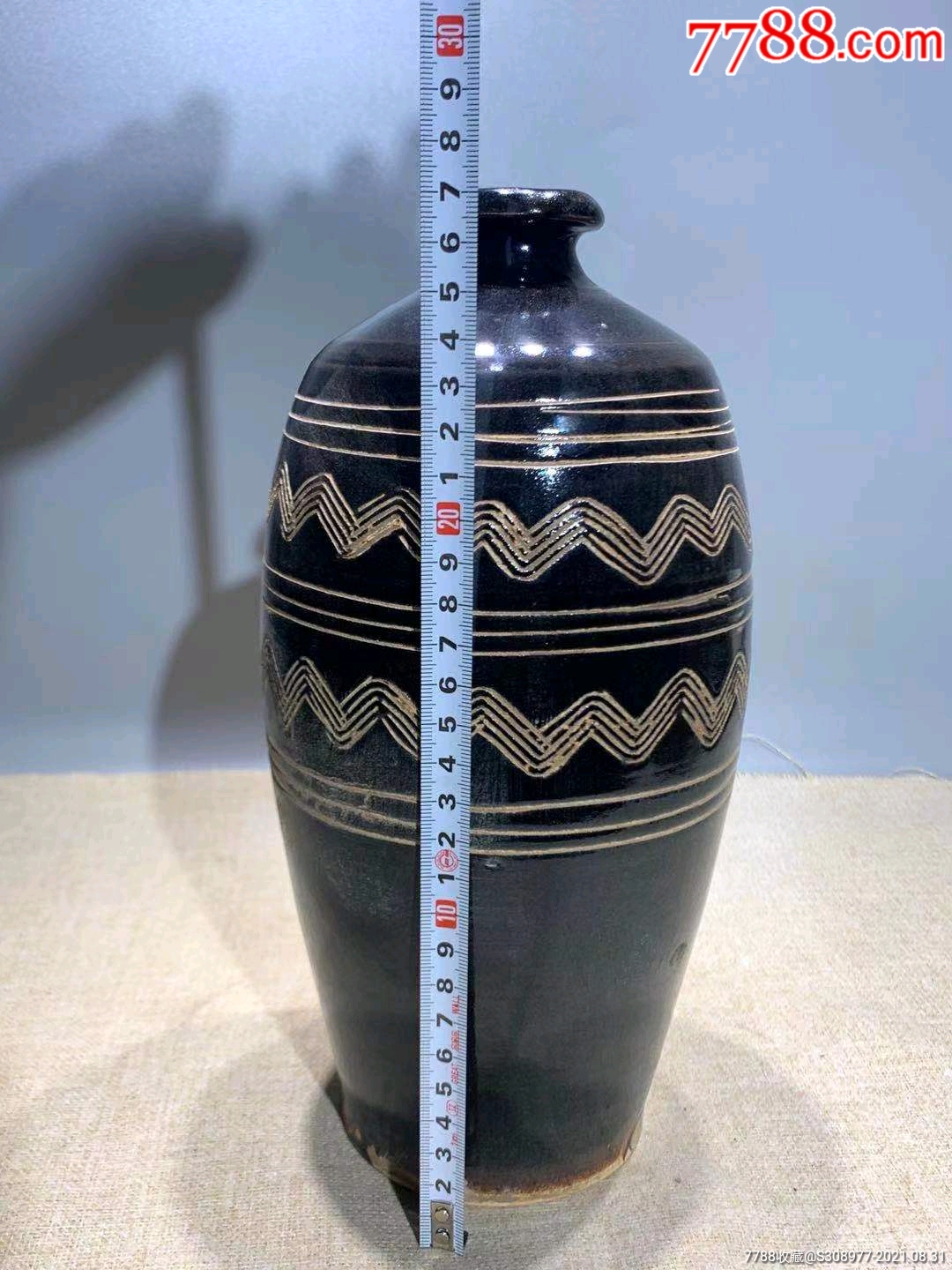 西夏黑釉水波纹梅瓶