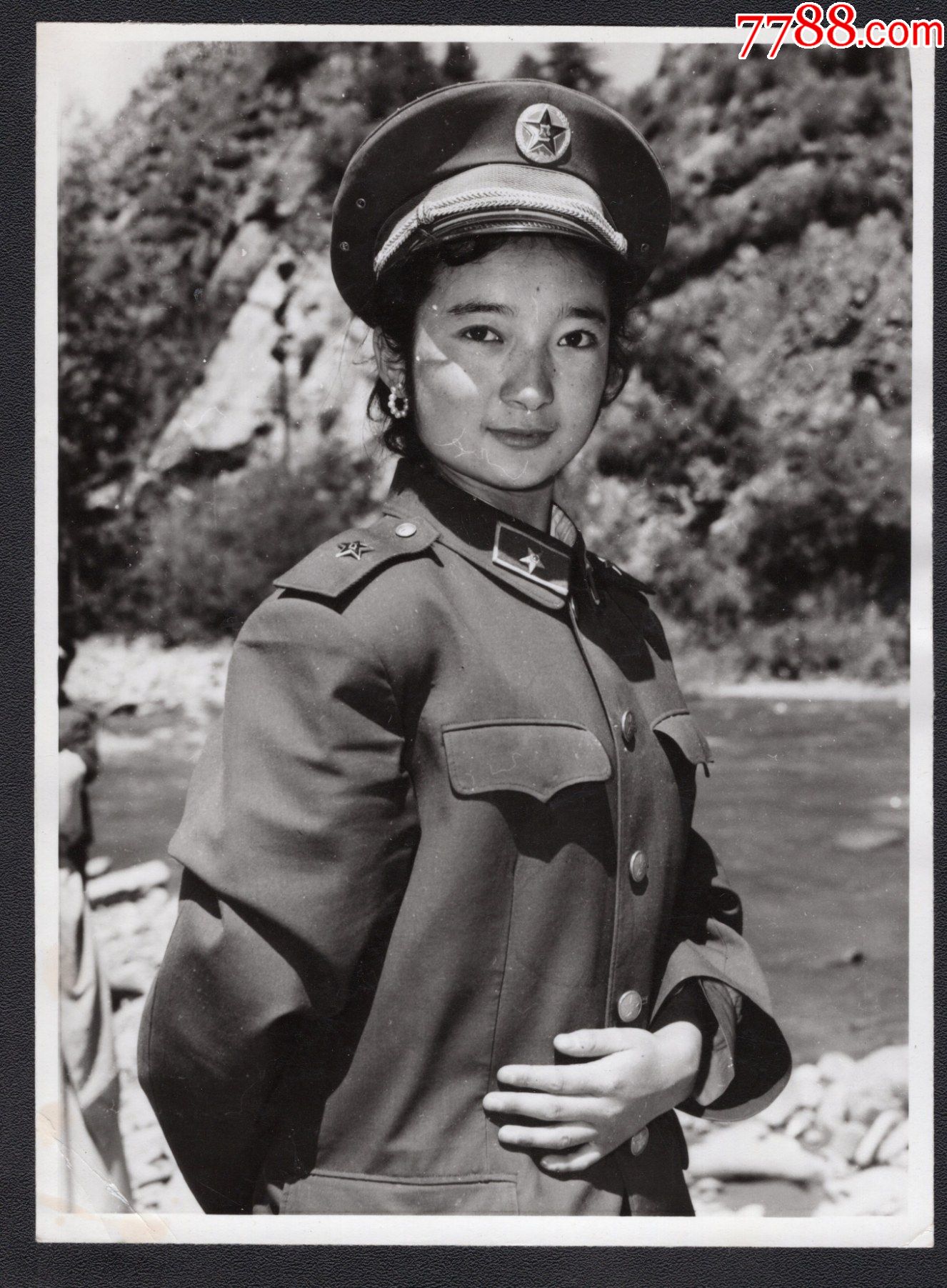 80年代女军人老照片1张(尺寸约11*14.8厘米)