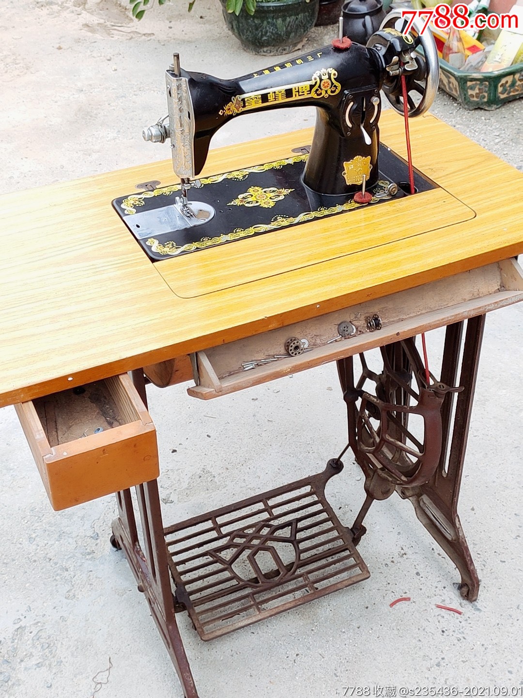 八十年代上海蜜蜂牌缝纫机保存完整全品能正常使用包老原八十年代结婚